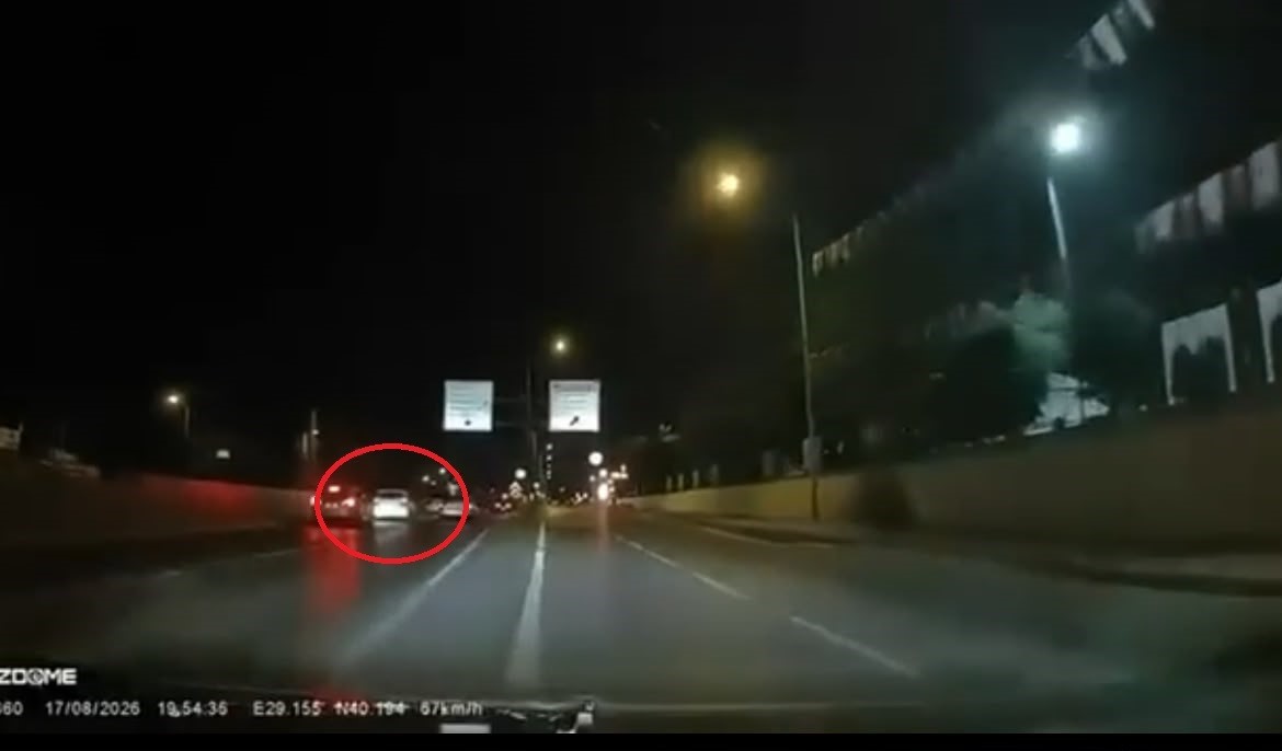 BURSA'DA 17 YAŞINDAKİ GENÇ KAZADA ÖLDÜ. MAKAS ATMA ANI KAMERAYA YANSIDI