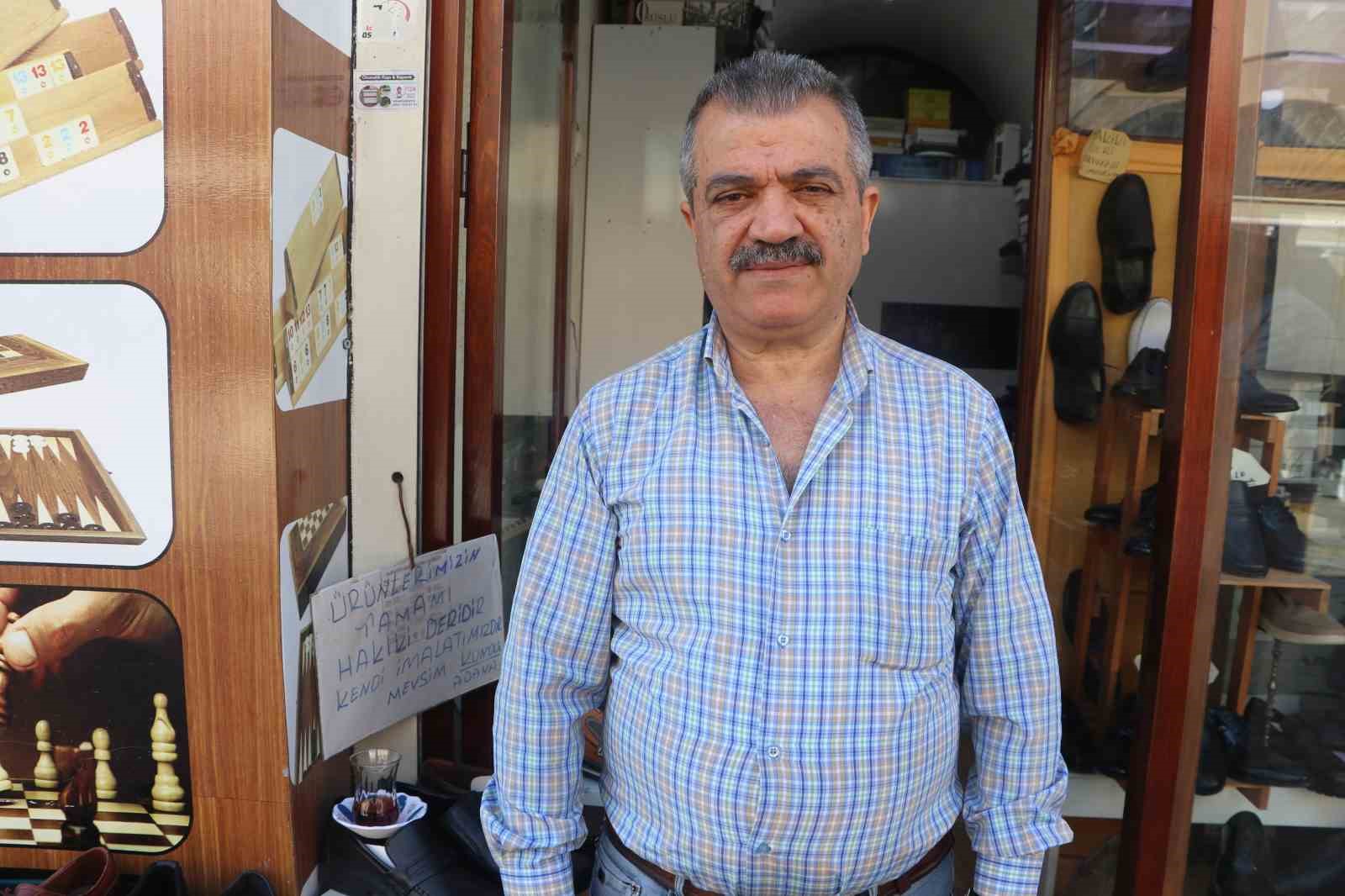 ESNAF RECZAİ NAZ İSE KARARIN ÇOK YERİNDE OLDUĞUNU KAYDEDEREK, “BU KARARI YILLARDIR BEKLİYORDUK. BURADAN ARAÇ GEÇMESİNİN BURAYA ZARAR VERDİĞİNİ SÖYLÜYORDUK" DEDİ.
