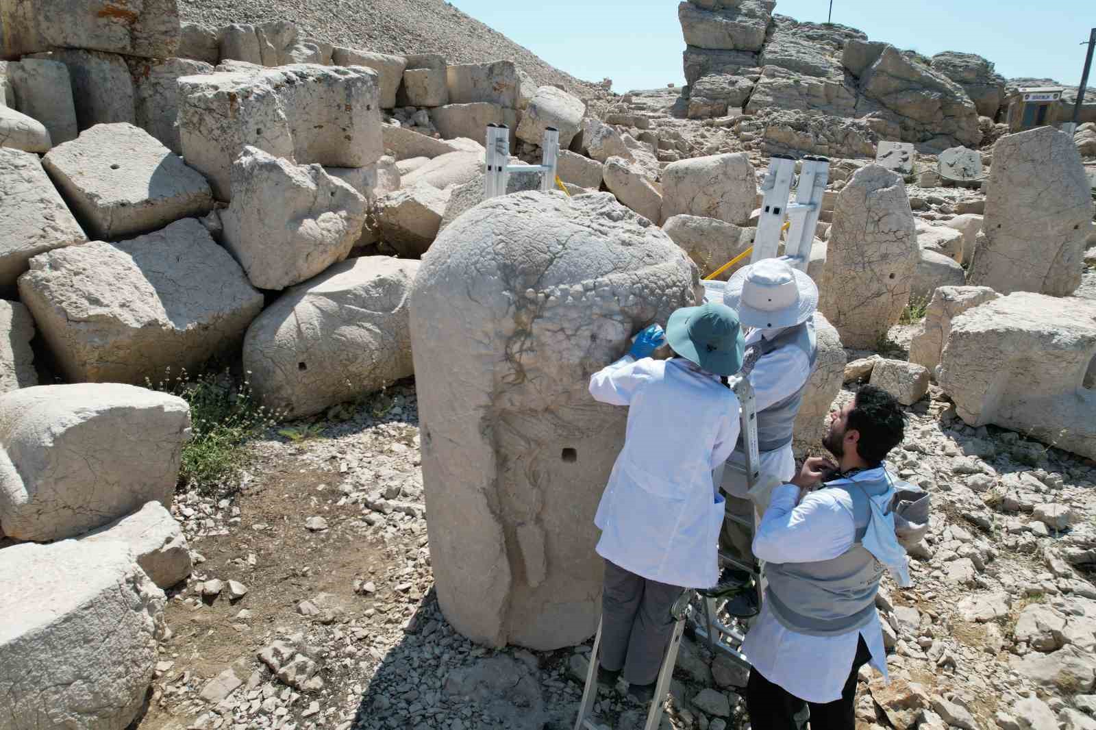 ADIYAMAN'DA UNESCO DÜNYA KÜLTÜR MİRASI LİSTESİ'NDE BULUNAN NEMRUT DAĞI'NDAKİ TARİHİ HEYKELLER, ZAMANA VE DOĞA ŞARTLARINA KARŞI NANO TEKNOLOJİYLE HAZIRLANAN ÖZEL KİREÇ ÇÖZELTİSİ KULLANILARAK GÜÇLENDİRİLİYOR.