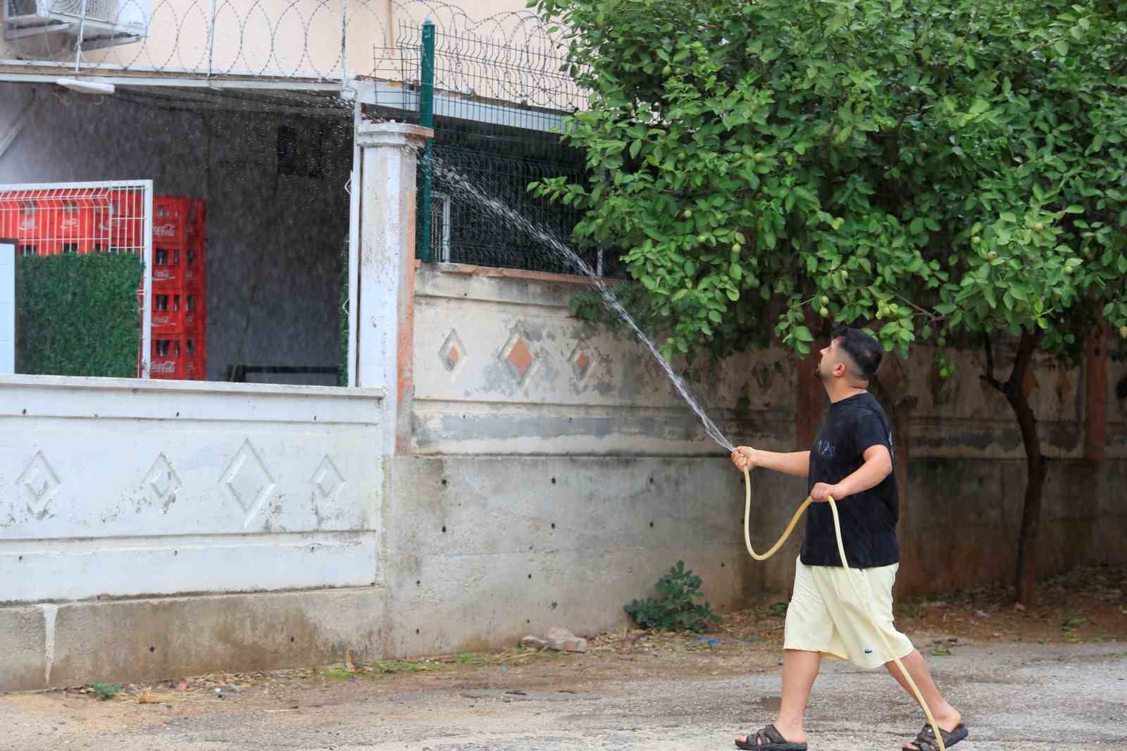 ÜST KATTAN AŞAĞIYA DÜŞEN PARÇALARIN APARTMANIN ALT KATINDA BULUNAN MARKETE SIÇRAMAMASI İÇİN VATANDAŞLAR HORTUMLA MÜDAHALE ETTİ.