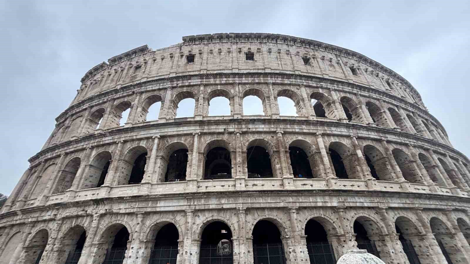 TROYA SAVAŞLARI'NIN YAŞANDIĞI TROYA ÖREN YERİ'NDEN ÇIKAN ESERLER, ROMA'NIN DÜNYACA ÜNLÜ SİMGE YAPISI OLAN KOLEZYUM'DAKİ 'TROİA VE ROMA: ANTİK AKDENİZ'İN MİTLERİ, EFSANELERİ VE HİKAYELERİ' SERGİSİNDE SERGİLENDİ.