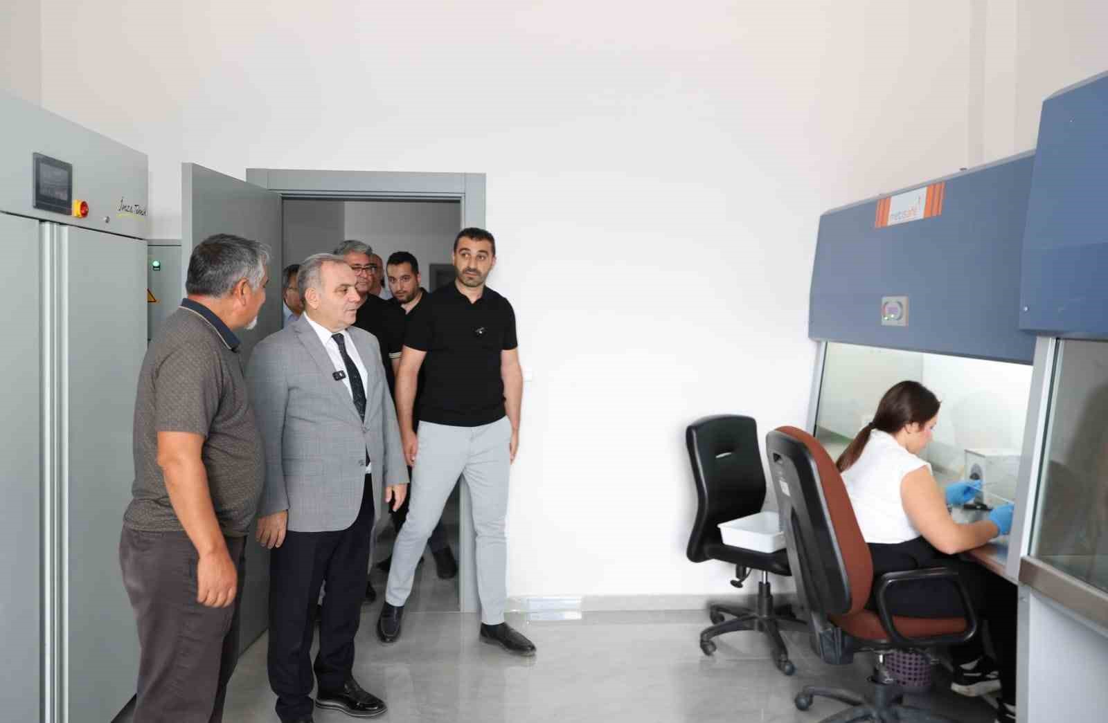 ERCİYES ÜNİVERSİTESİ ZİRAAT FAKÜLTESİNE KAZANDIRILAN VE TOPLAM 21 LABORATUVARDAN OLUŞAN MEHMET ÇIKRIKÇIOĞLU LABORATUVAR BİNASI AÇILIŞA HAZIRLANIYOR. YAKLAŞIK 65 MİLYON TL MALİYETLE HAYATA GEÇİRİLEN LABORATUVARIN, FAKÜLTENİN BİLİMSEL ARAŞTIRMA VE UYGULAMA ALTYAPISINA ÖNEMLİ KATKI SAĞLAMASI HEDEFLENİYOR.