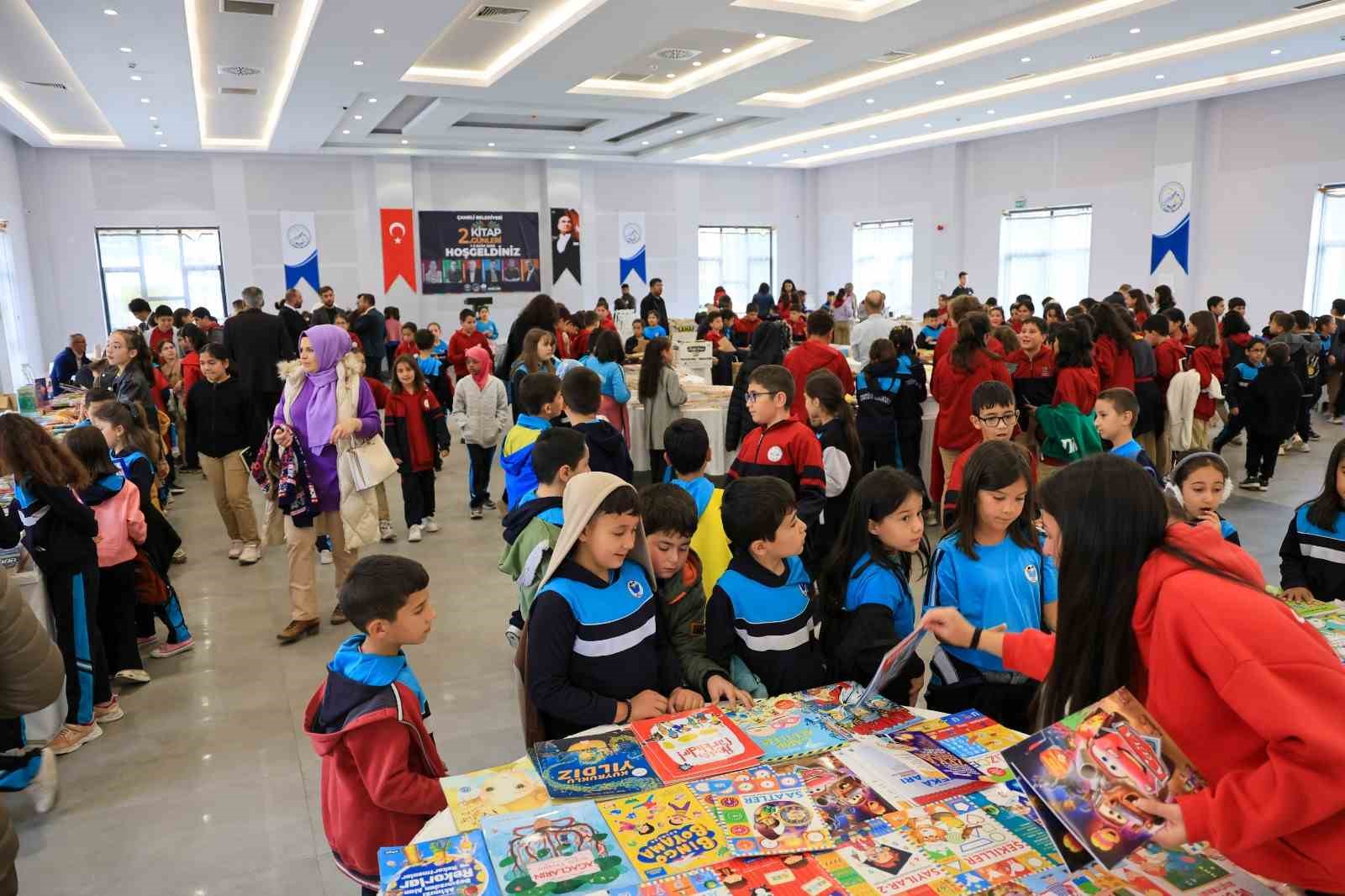 ÇAMELİ BELEDİYESİ TARAFINDAN BU YIL İKİNCİSİ DÜZENLENEN KİTAP GÜNLERİ, DÜZENLENEN AÇILIŞ PROGRAMI BAŞLADI. KİTAP GÜNLERİ, İLK GÜNDEN KİTAPSEVERLER TARAFINDAN YOĞUN İLGİ GÖRDÜ. 2. KİTAP GÜNLERİ, 2 EKİM CUMA GÜNÜ SAAT 18.00 ZİYARETÇİLERİNİ AĞIRLAYACAK.