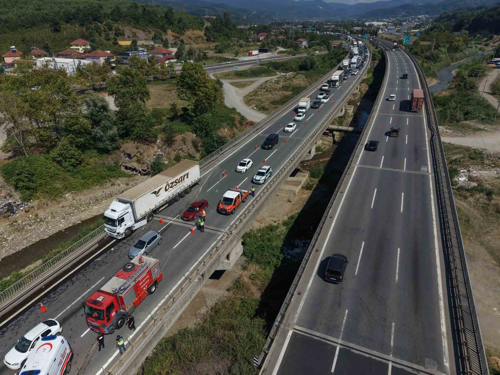 ANADOLU OTOYOLU ASARSUYU KÖPRÜSÜ ÜZERİNDE 2 TIR VE 1 KAMYONETİN KARIŞTIĞI ZİNCİRLEME KAZADA DEVRİLEN KAMYONETİN SÜRÜCÜSÜ YARALANDI.
