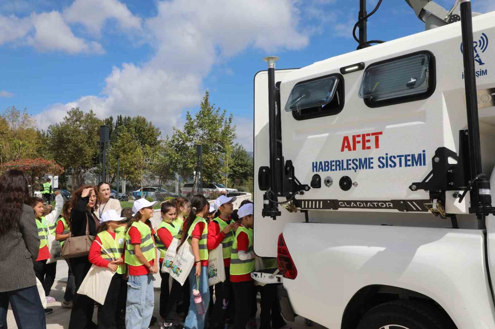 MUĞLA BÜYÜKŞEHİR BELEDİYESİ, AFET VE ACİL DURUMLARDA İLETİŞİMİN KESİNTİSİZ SÜRDÜRÜLEBİLMESİ AMACIYLA MOBİL AFET HABERLEŞME SİSTEMİ GELİŞTİRDİ.