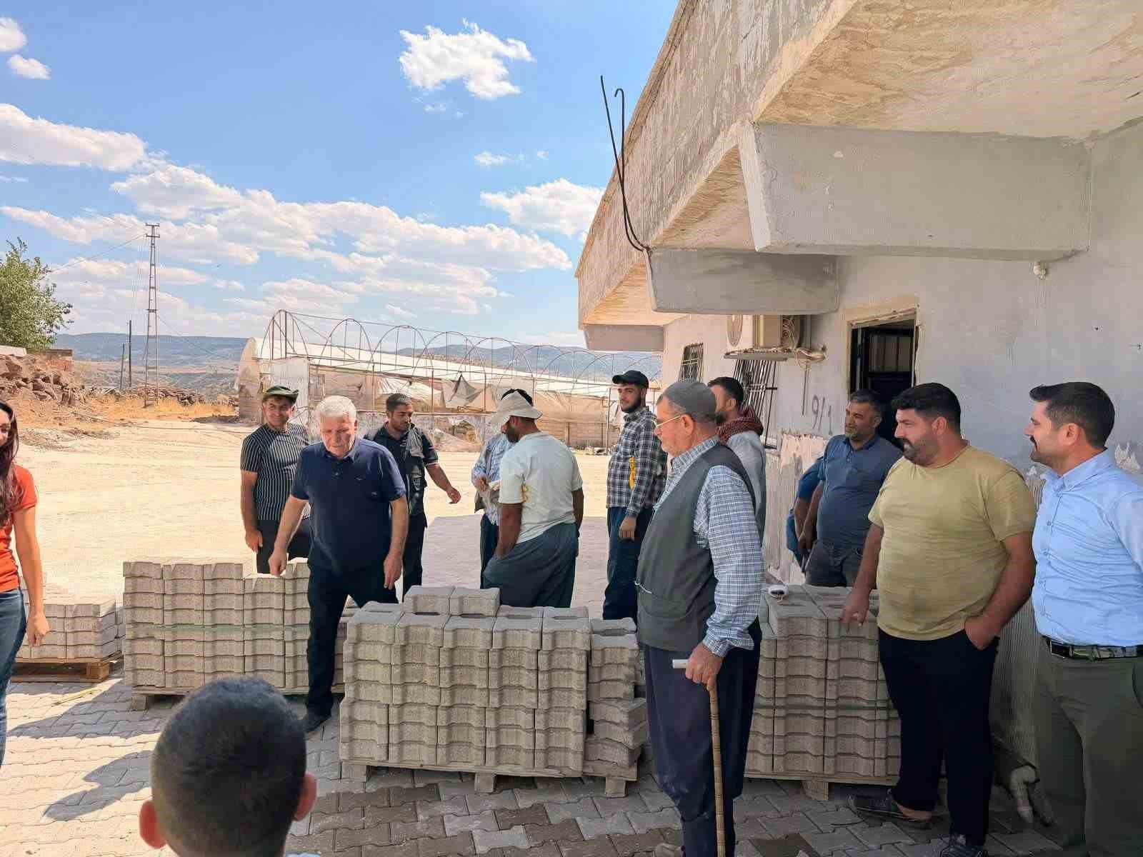 DİYARBAKIR’IN ÇERMİK İLÇE BELEDİYESİ TARAFINDAN MAHALLE YOLLARI PARKE TAŞLARI İLE DÖŞENİYOR.