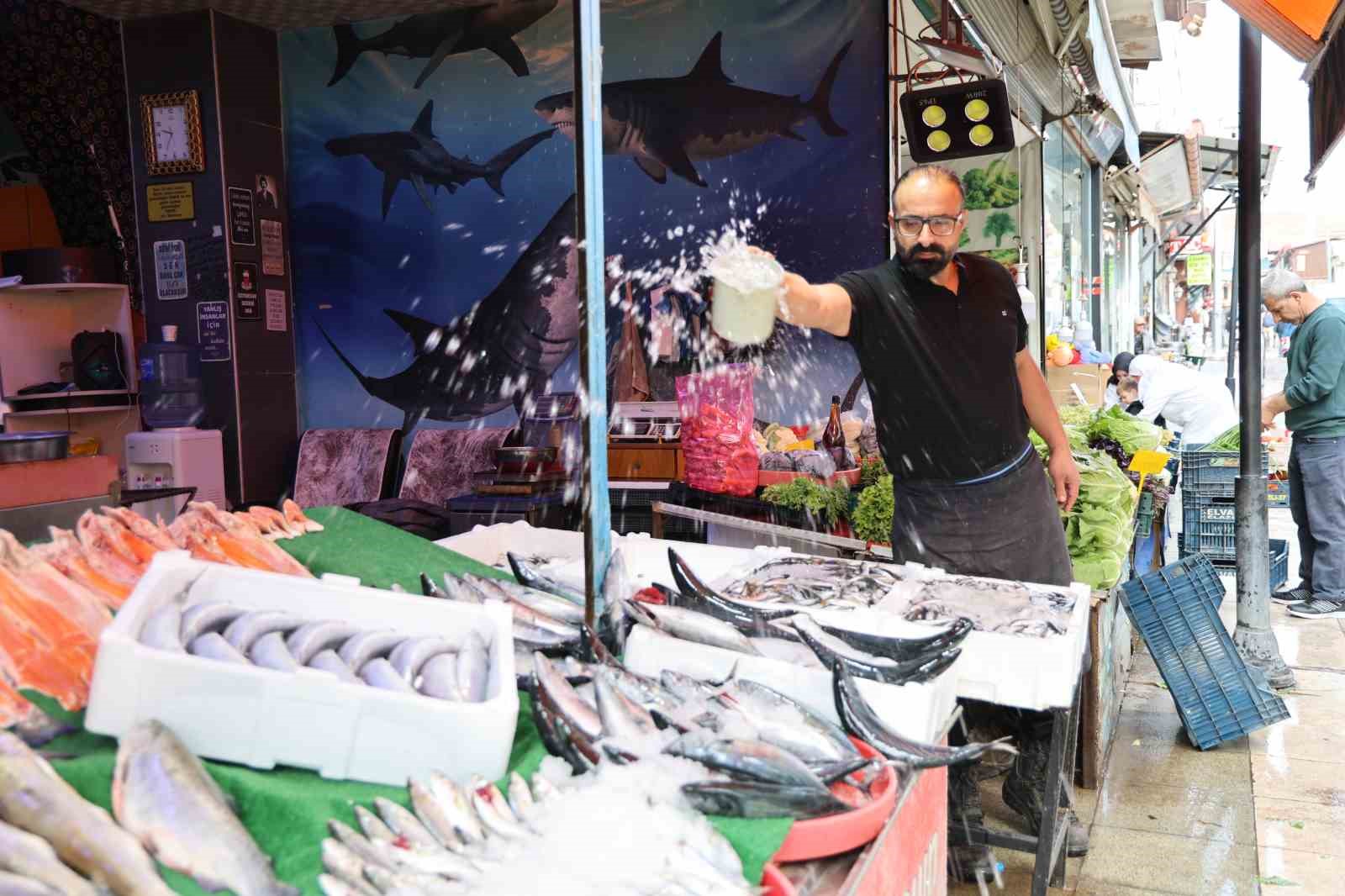 ELAZIĞ’DA BALIK SEZONUNUN AÇILMASIYLA BİRLİKTE VATANDAŞLAR, EN LEZZETLİ VE YAĞLI DÖNEMİNDE OLMASINDAN DOLAYI PALAMUDU TERCİH EDİYOR. TÜRKİYE’DE SADECE ELAZIĞ’DA KİLO İLE SATILAN PALAMUT, 250 LİRADAN ALICI BULUYOR