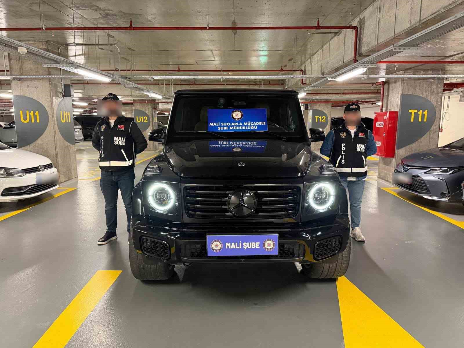 İSTANBUL’DA, KRİPTO PARA DOLANDIRICILIĞI YAPTIĞI İDDİASIYLA INTERPOL TARAFINDAN KIRMIZI BÜLTENLE ARANAN RİCHARD JAMES SCHUELER, MİT DESTEKLİ POLİS OPERASYONUNDA EŞİYLE BİRLİKTE YAKALANMIŞTI. ŞÜPHELİNİN EŞİ ADINA KAYITLI 9 ARACA EL KONULDU.
