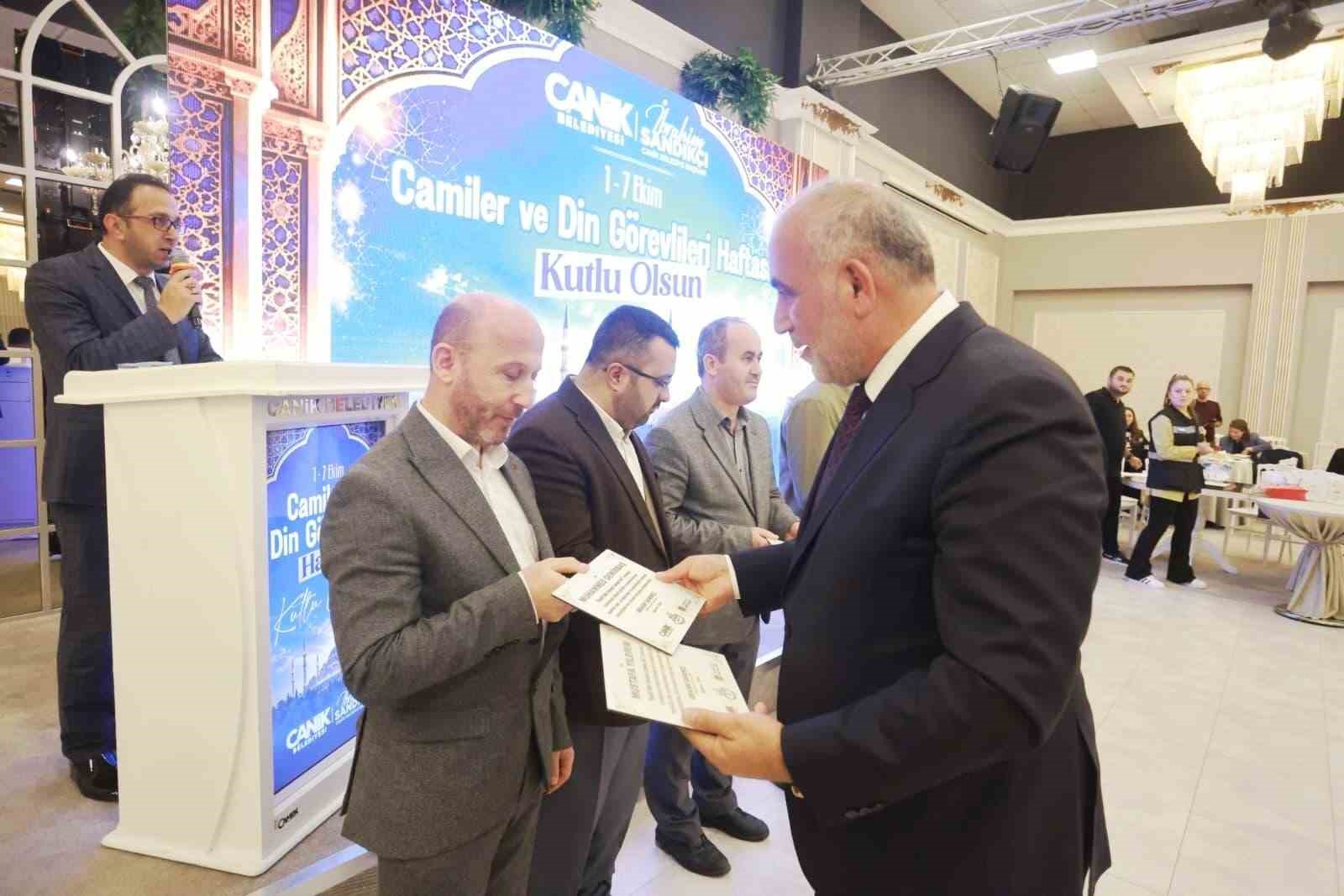 CANİK BELEDİYE BAŞKANI İBRAHİM SANDIKÇI, İLÇEDE GÖREVLERİNİ SÜRDÜREN DİN GÖREVLİLERİYLE BİR ARAYA GELDİ.