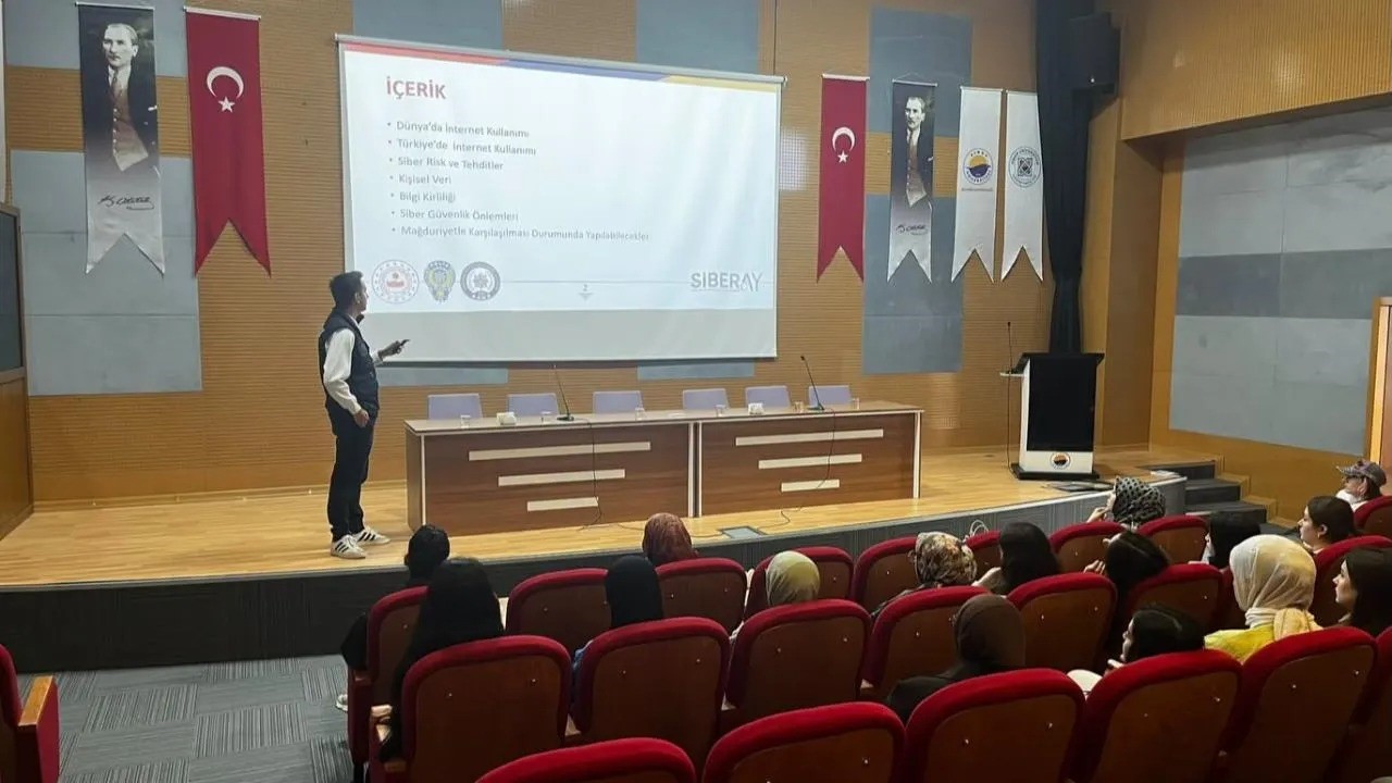 SİNOP EMNİYET MÜDÜRLÜĞÜ NARKOTİK SUÇLARLA MÜCADELE ŞUBE MÜDÜRLÜĞÜ EKİPLERİ TARAFINDAN ÜNİVERSİTE ÖĞRENCİLERİNE YÖNELİK BİLGİLENDİRME FAALİYETİ GERÇEKLEŞTİRİLDİ.