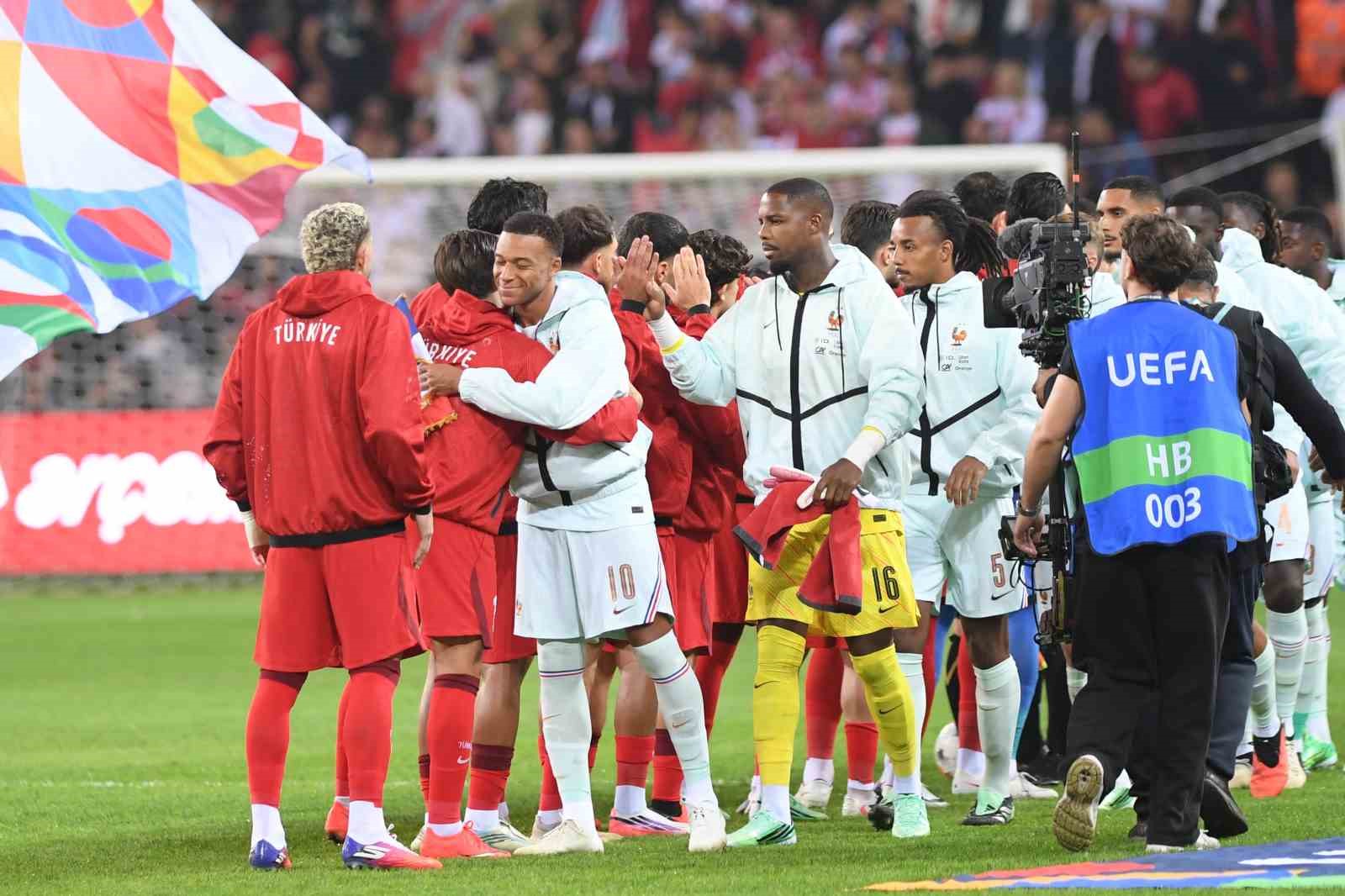 A MİLLİ FUTBOL TAKIMI, UEFA ULUSLAR A LİGİ 1. GRUP İLK MAÇINDA FRANSA İLE KOCAELİ'DE KARŞILAŞIYOR. MÜCADELENİN İLK YARISI GOLSÜZ EŞİTLİKLE TAMAMLANDI.