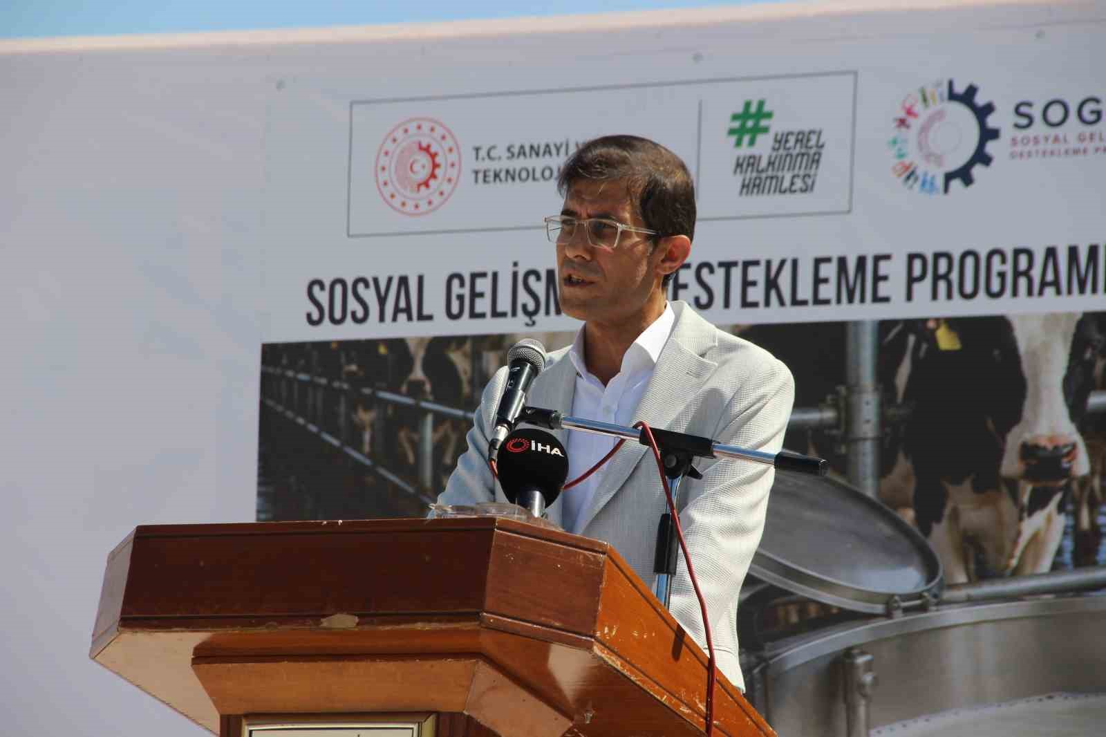 SELENDİ SÜT ÜRETİCİLERİ BİRLİĞİ BAŞKANI MUHAMMED HADİ DİLEK, KALİTELİ SÜT ÜRETMENİN YANI SIRA SAĞIM SONRASINDA SÜTÜN KALİTESİNİN KORUNMASININ DA BÜYÜK ÖNEM TAŞIDIĞINI BELİRTEREK, SÜT SOĞUTMA TANKLARIYLA SOĞUK ZİNCİRİ GÜÇLENDİRMEYİ VE ÜRETİCİLERİN SÜTÜNÜ DAHA DEĞERLİ HALE GETİRMEYİ AMAÇLADIKLARINI SÖYLEDİ.
