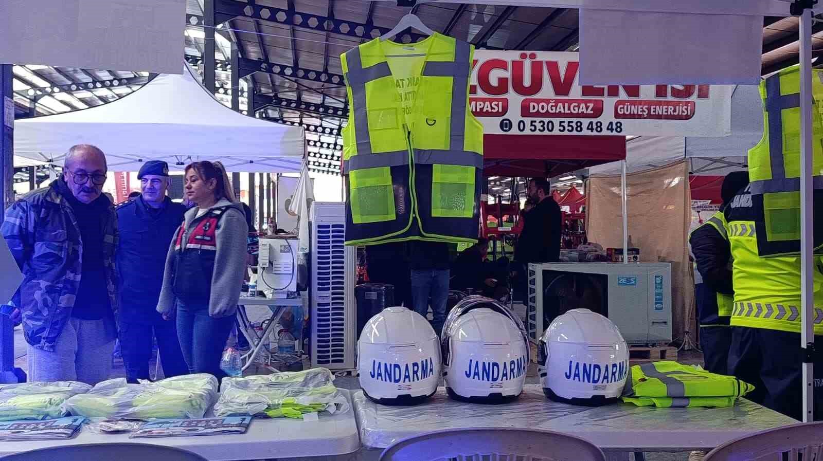 DENİZLİ’NİN ÇİVRİL İLÇESİNDE DÜZENLENEN 4. TARIM VE HAYVANCILIK FUARI’NDA, TRAFİK GÜVENLİĞİNE DİKKAT ÇEKMEK AMACIYLA VATANDAŞLARA REFLEKTÖRLÜ YELEK HEDİYE EDİLDİ.