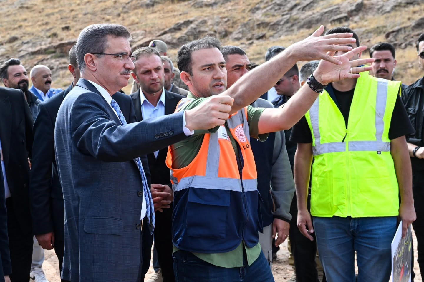 VALİ AYDIN BARUŞ, HINIS-TEKMAN RELOKASYON YOLU (ALTERNATİF YOL) ÇATKALE İSTİKAMETİNDE DEVAM EDEN YOL YAPIM ÇALIŞMALARINI YERİNDE İNCELEDİ.