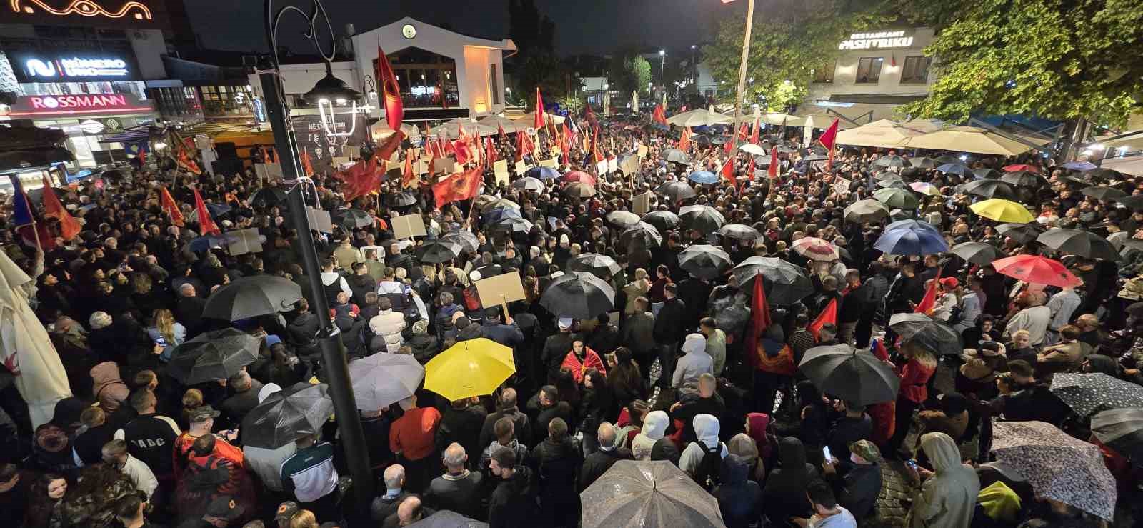 KOSOVA’DA HOLLANDA’NIN LAHEY KENTİNDEKİ KOSOVA ÖZEL MAHKEMESİ’NİN 16 EYLÜL TARİHİNDE ESKİ KOSOVA CUMHURBAŞKANI HAŞİM THAÇİ VE VE ESKİ KOSOVA KURTULUŞ ORDUSU (UÇK) LİDERLERİNE YÖNELİK VERDİĞİ HAPİS CEZASINA KARŞI PROTESTO DÜZENLENDİ.