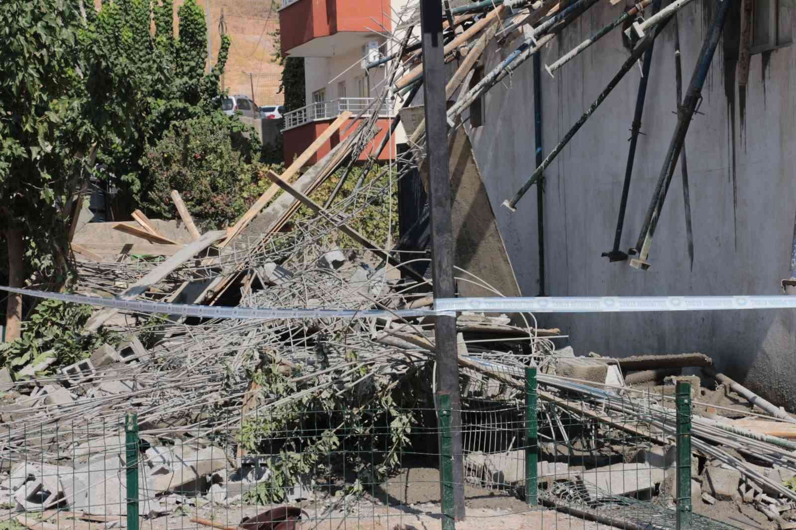 ŞIRNAK'IN CİZRE İLÇESİNDE İNŞAATTA MEYDANA GELEN GÖÇÜKTE 5 İŞÇİ BETON VE DEMİR YIĞINLARININ ALTINDA KALARAK YARALANDI.