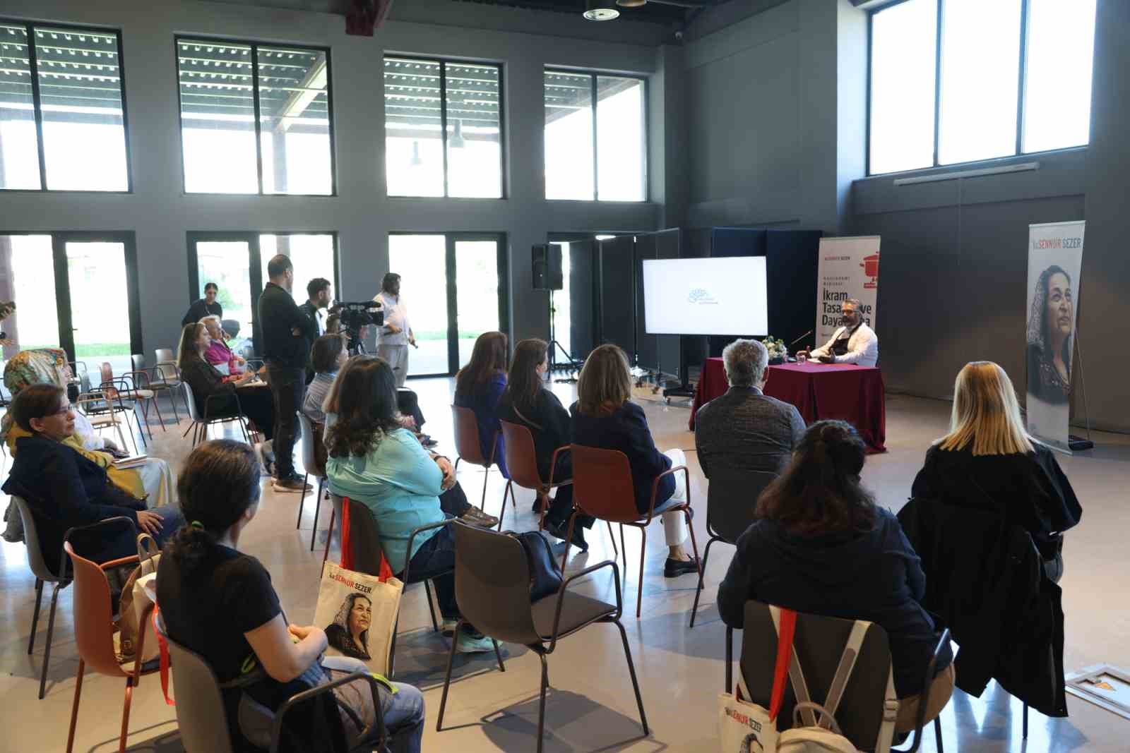 NİLÜFER BELEDİYESİ’NİN ‘2026 YILIN YAZARI SENNUR SEZER’ ETKİNLİKLERİ ÇERÇEVESİNDE DÜZENLENEN GASTRONOMİ ATÖLYESİNDE, EKMEK USTASI HAKAN DOĞAN YAZARIN ‘İSTANBUL’UN ESKİ İKRAMLARI’ KİTABINDAN YOLA ÇIKARAK PASKALYA ÇÖREĞİ HAZIRLADI; DAYANIŞMA VE TASARRUF KÜLTÜRÜNÜ ANLATTI.