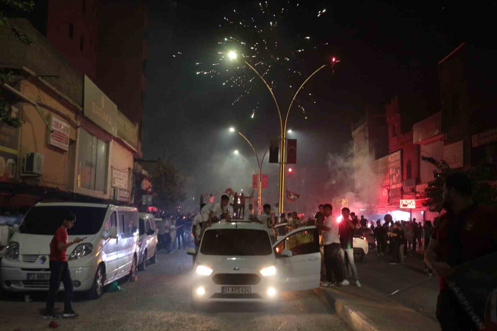 TRENDYOL SÜPER LİG’İN 6. HAFTASINDA AMED SPORTİF FAALİYETLER’İN SAHASINDA BEŞİKTAŞ’I 3-2 MAĞLUP ETMESİ, DİYARBAKIR’IN YANI SIRA ŞIRNAK’IN CİZRE İLÇESİNDE DE SOKAKLARI PANAYIR ALANINA ÇEVİRDİ.