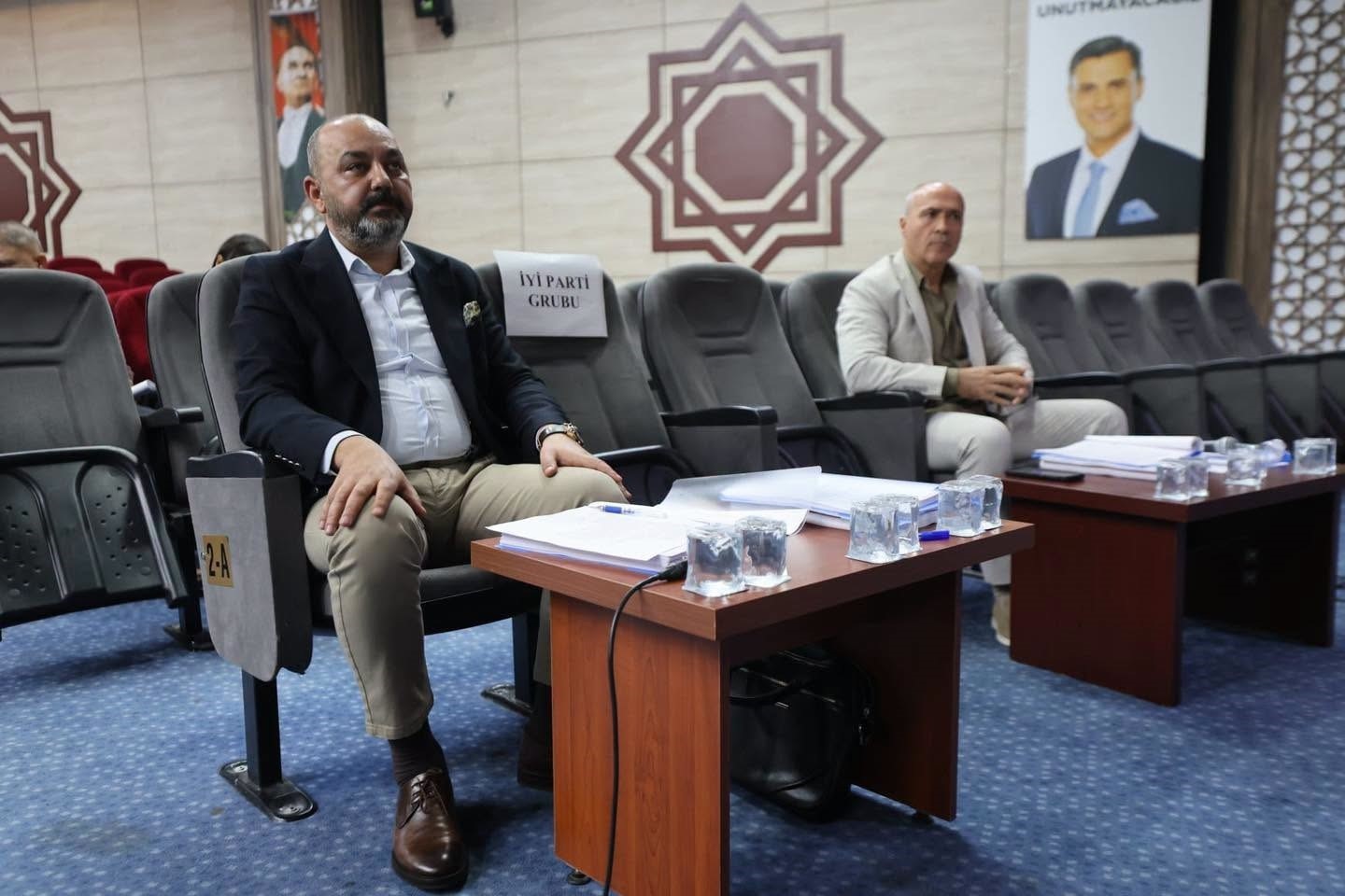 YUNUSEMRE BELEDİYESİ EKİM AYI MECLİS TOPLANTISI’NIN İLK OTURUMU, BELEDİYE BAŞKANI SEMİH BALABAN BAŞKANLIĞINDA GERÇEKLEŞTİRİLDİ. FERDİ ZEYREK MİLLET ÇARŞISI İSMAİL HAKKI TONGUÇ KONFERANS SALONU’NDA DÜZENLENEN TOPLANTIDA GÜNDEMDE YER ALAN 40 MADDE GÖRÜŞÜLDÜ. MECLİSTE, AMATÖR SPOR KULÜPLERİNE NAKDİ YARDIM YÖNETMELİĞİ OY BİRLİĞİYLE KABUL EDİLİRKEN, ZEYTİN ÇALIŞTAYI VE YAŞLI YAŞAM VE BAKIM EVİ KURULMASI TEKLİFLERİ İLGİLİ KOMİSYONLARA GÖNDERİLDİ.