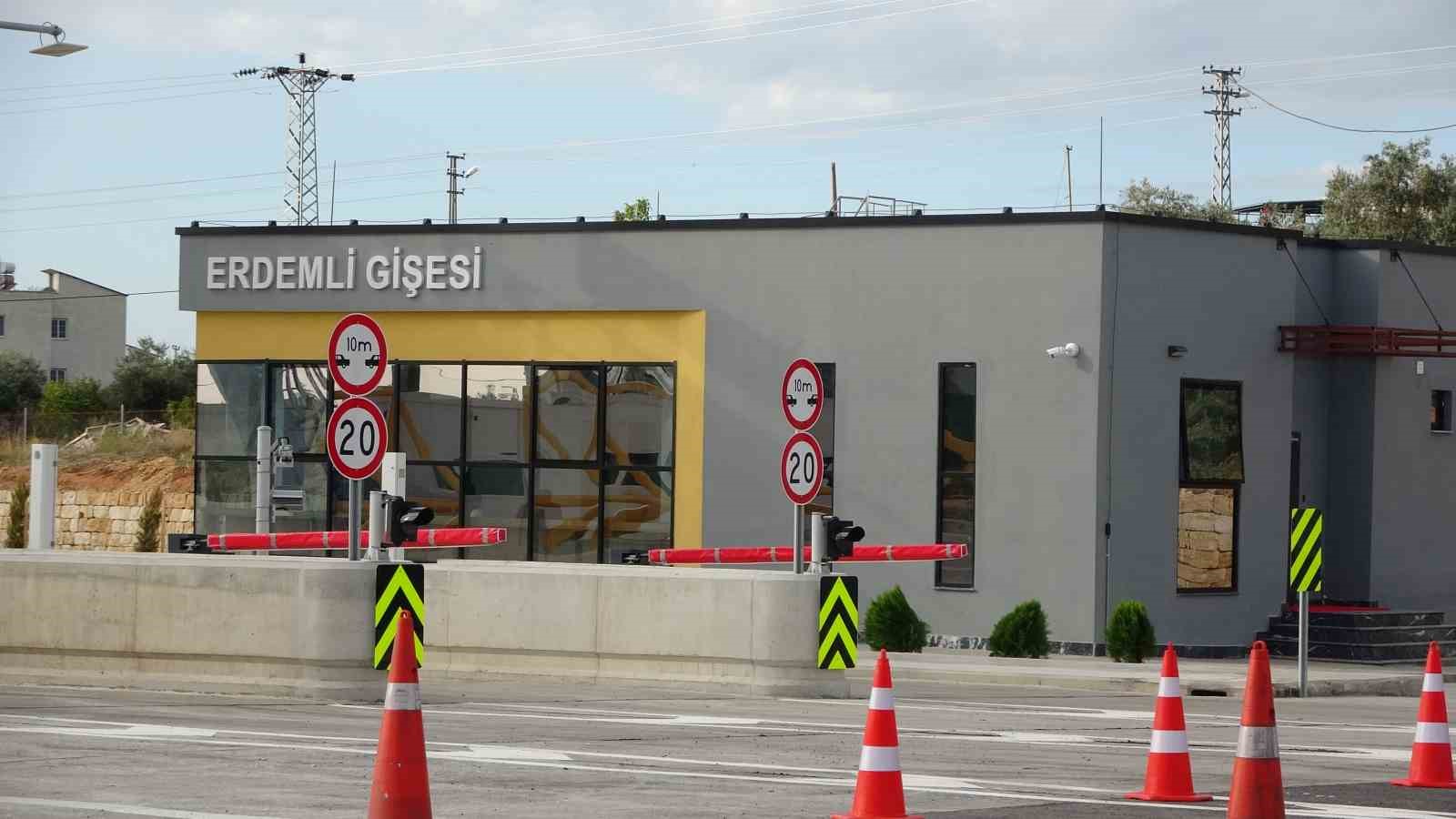 TÜRKİYE'NİN ÖNEMLİ ÜRETİM VE TURİZM ŞEHİRLERİ ARASINDA İLK SIRALARDA YER ALAN MERSİN'DE ULAŞIMI RAHATLATACAK OLAN ÇEŞMELİ-ERDEMLİ-SİLİFKE-TAŞUCU OTOYOLU'NUN ÇEŞMELİ-KIZKALESİ KESİMİ HİZMETE GİRDİ.