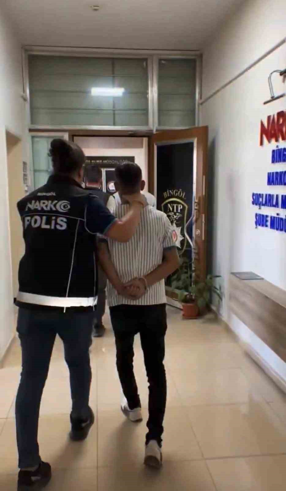 BİNGÖL'DE BİR OTOMOBİLİN MOTOR BÖLÜMÜNE GİZLENMİŞ 1 KİLO 348 GRAM ESRAR ELE GEÇİRİLDİ. OLAYLA İLGİLİ 3 ŞÜPHELİ TUTUKLANDI.