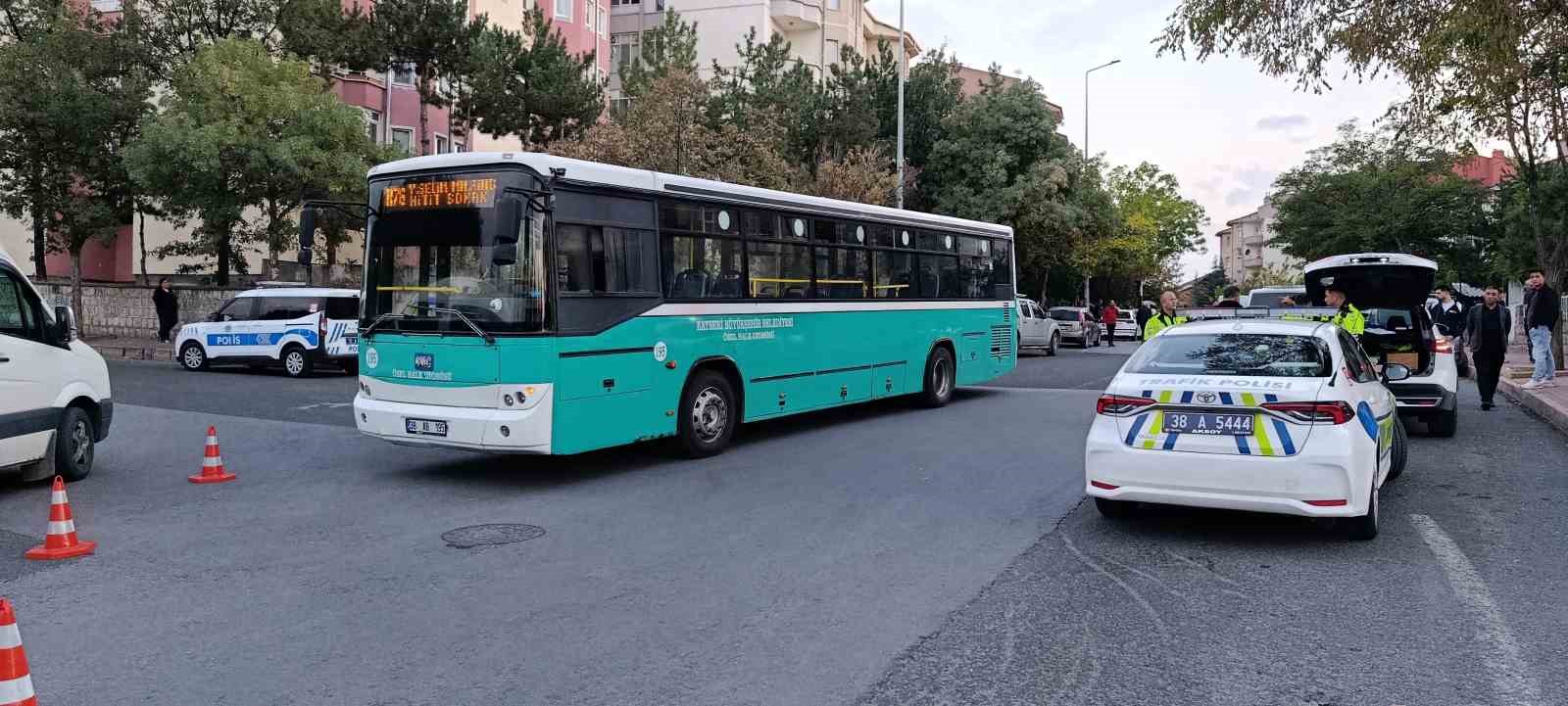 KAYSERİ'NİN KOCASİNAN İLÇESİNDE SÜRDÜĞÜ BİSİKLET İLE HALK OTOBÜSÜNÜN ALTINDA KALAN ÇOCUK HAYATINI KAYBETTİ.