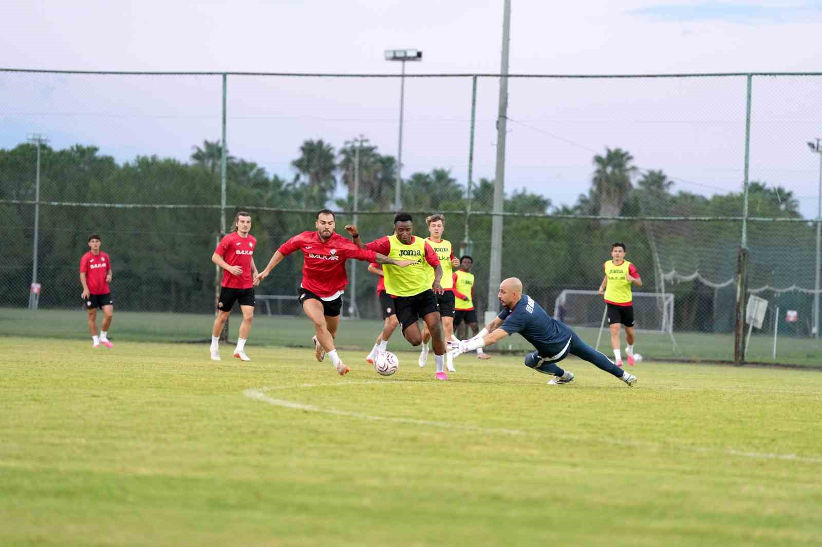 TRENDYOL SÜPER LİG EKİPLERİNDEN ÇORUM FK, MİLLÎ MAÇLAR NEDENİYLE LİGE VERİLEN ARADA GERÇEKLEŞTİRECEĞİ KAMP ÇALIŞMALARI İÇİN ANTALYA’DA TOPLANDI. KIRMIZI-SİYAHLI EKİP KAMPIN İLK İDMANINI SÜRDÜRDÜ.