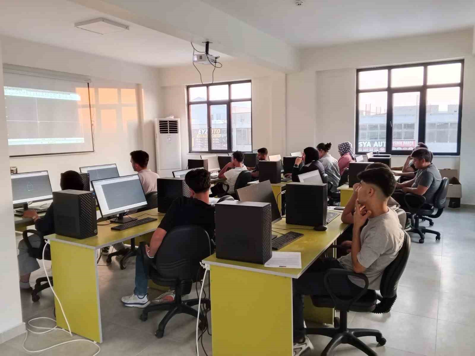 KAHRAMANMARAŞ’TA DOĞAKA VE MOBİLYACILAR ODASI İŞBİRLİĞİYLE HAYATA GEÇİRİLEN ‘DİJİTAL DÖNÜŞÜM GEÇİM KAYNAĞI TESİSİ’ PROJESİYLE MOBİLYA ALANINDA FAALİYET GÖSTEREN FİRMALARIN DİJİTAL TEKNOLOJİLERE ERİŞİMİ DESTEKLENDİ.