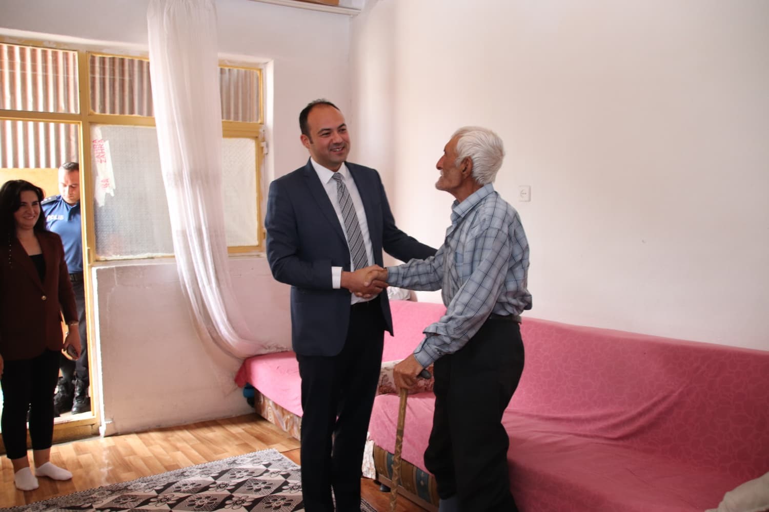 PÜTÜRGE’DE YAŞLI VE RAHATSIZ VATANDAŞLAR EVLERİNDE ZİYARET EDİLDİ