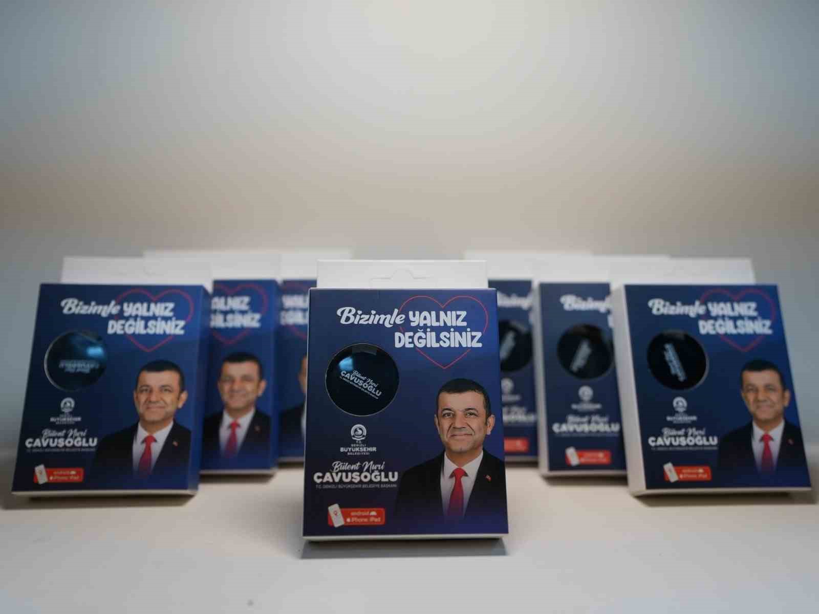 DENİZLİ’DE EVİNDEN AYRILARAK KAYBOLAN VE İKİ GÜNLÜK ARAMA ÇALIŞMALARI SONUCUNDA ORMANLIK ALANDA BULUNAN 65 YAŞINDAKİ ALZHEİMER HASTASI FATMA AYLAK’IN AİLESİ BÜYÜK BİR SEVİNÇ YAŞADI. DENİZLİ BÜYÜKŞEHİR BELEDİYESİ, YAŞANAN BU ACI TECRÜBENİN ARDINDAN AİLEYİ YALNIZ BIRAKMAYARAK BENZER BİR DURUMUN TEKRAR YAŞANMAMASI İÇİN GPS DESTEKLİ AKILLI TAKİP CİHAZINI AİLEYE ULAŞTIRDI.