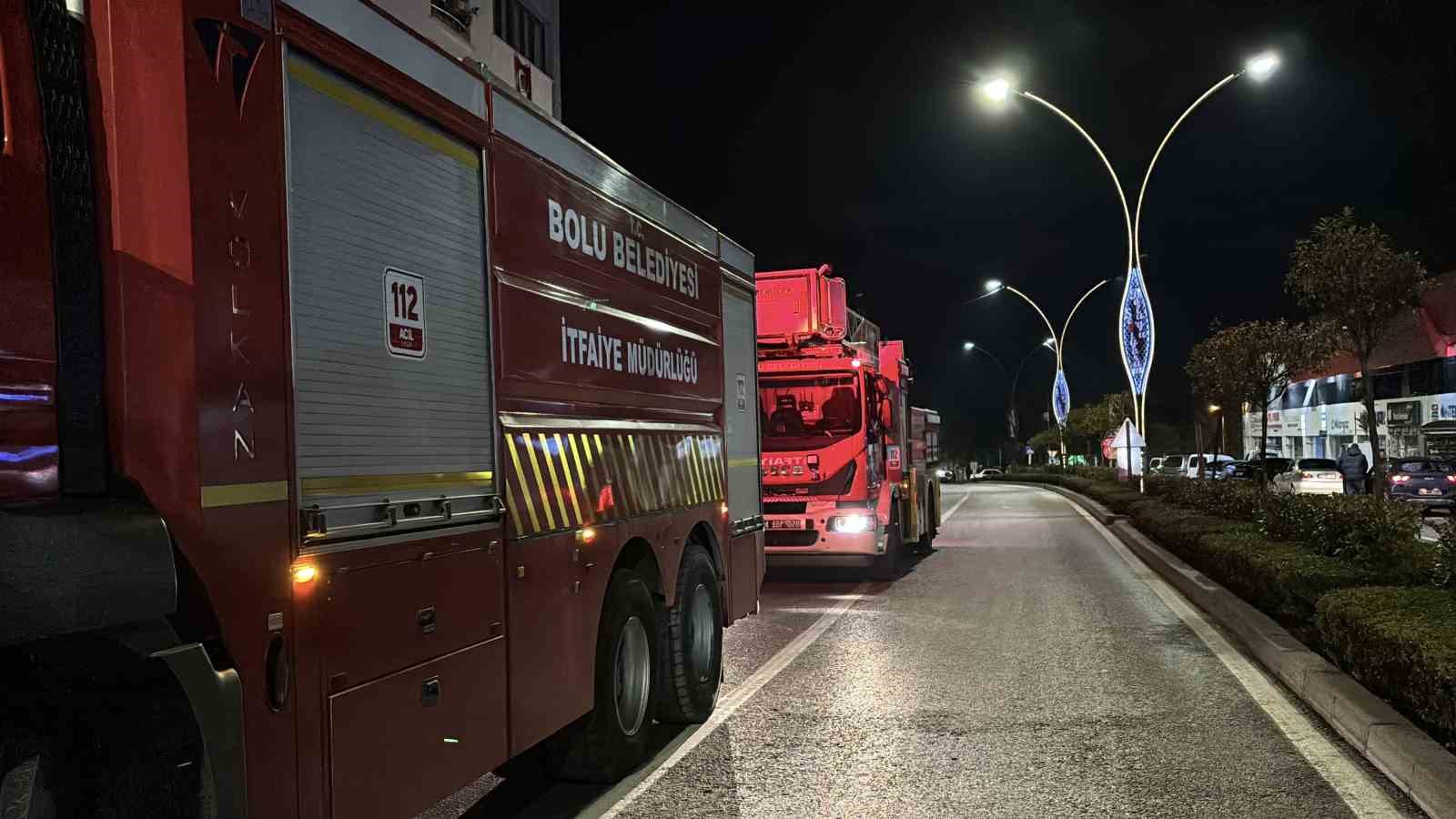 BOLU’DA GECE SAATLERİNDE BİR VATANDAŞIN ‘ÇATI YANIYOR’ İHBARI ÜZERİNE İTFAİYE VE POLİS EKİPLERİ ALARMA GEÇTİ. EKİPLERİN ÇATIDA YAPTIĞI DETAYLI İNCELEMELERDE HERHANGİ BİR YANGIN BULGUSUNA RASTLANMADI.