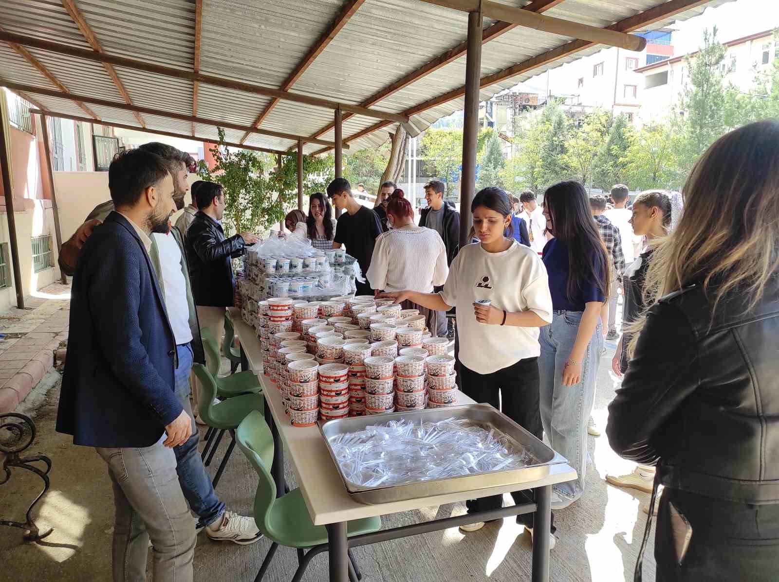 BATMAN’IN SASON İLÇESİNDE ANADOLU LİSESİ OKUL AİLE BİRLİĞİ VE OKUL İDARESİ TARAFINDAN, OKULA YENİ BAŞLAYAN ÖĞRENCİLERİN UYUM SÜRECİNE KATKI SAĞLAMAK VE OKUL ORTAMINI DAHA EĞLENCELİ HALE GETİRMEK AMACIYLA 'ANADOLU’DA ŞENLİK VAR' ADIYLA SONBAHAR ETKİNLİĞİ DÜZENLENDİ.
