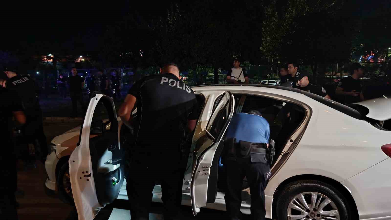 ADANA’DA POLİS EKİPLERİNCE GERÇEKLEŞTİRİLEN HUZUR VE GÜVEN UYGULAMASINDA ÇEŞİTLİ SUÇLARDAN ARANAN 66 ŞAHIS YAKALANIRKEN, 2 BİN 241 ECSTASY HAP ELE GEÇİRİLDİ. TRAFİK DENETİMLERİNDE İSE 45 ARACA TOPLAM 1 MİLYON 245 BİN 144 TL PARA CEZASI UYGULANDI.