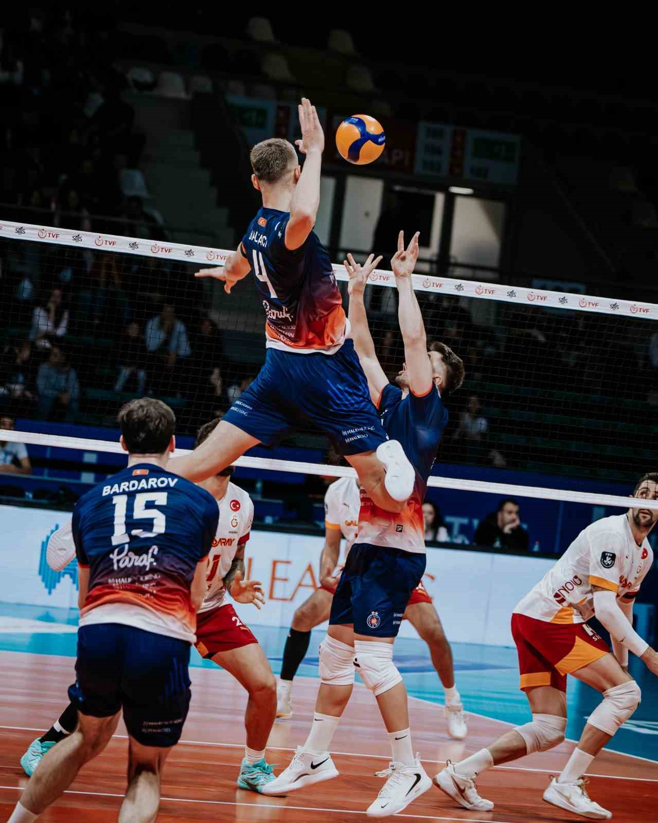 EFELER LİGİ’NİN İLK HAFTASINDA HALKBANK, SAHASINDA GALATASARAY'I 3-1 MAĞLUP ETTİ.