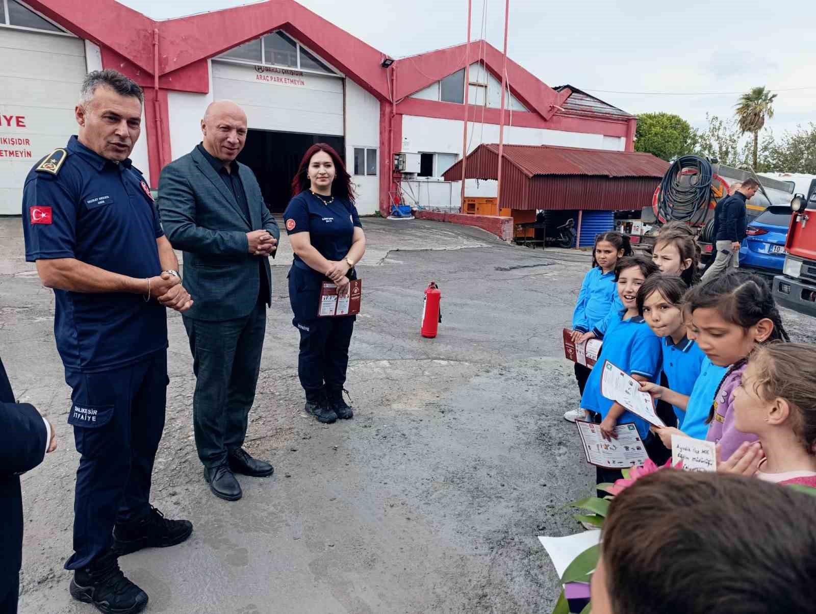İTFAİYE HAFTASI’NDA YANGINDAN ETKİLENEN BAĞYÜZÜ İLKOKULU ÖĞRENCİLERİNDEN İTFAİYECİLERE ANLAMLI ZİYARET