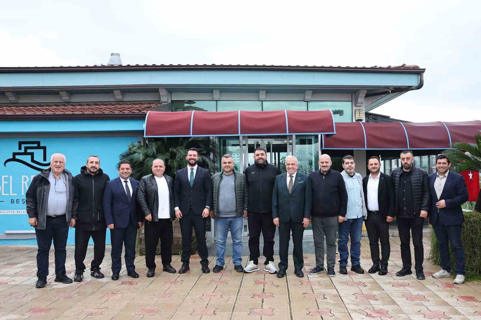 NİLÜFER BELEDİYE BAŞKANI ŞADİ ÖZDEMİR, YEŞİL-BEYAZLI KULÜBÜN TRİBÜN TEMSİLCİLERİYLE KAHVALTIDA BULUŞTU. BURSASPOR’UN BU KENTİN ORTAK DEĞERİ OLDUĞUNU BELİRTEN BAŞKAN ŞADİ ÖZDEMİR, "HEPİMİZ BU DEĞERE SAHİP ÇIKMALIYIZ" DEDİ.