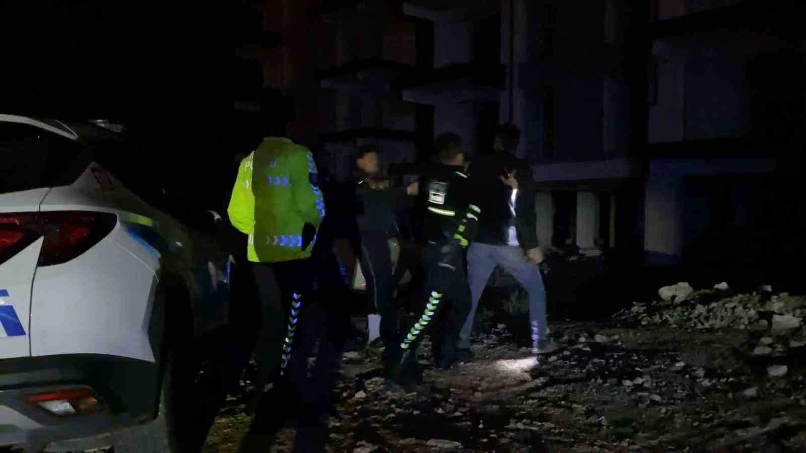 BURSA'NIN İNEGÖL İLÇESİNDE POLİSİN "DUR" İHTARINA UYMAYARAK KAÇAN ALKOLLÜ SÜRÜCÜ, 5 KİLOMETRELİK KOVALAMACANIN ARDINDAN YAKALANDI. ARACI BIRAKIP İNŞAATA SAKLANAN SÜRÜCÜ İLE ARAÇTA BULUNAN ARKADAŞI, POLİS EKİPLERİNE "SÜRÜCÜ BEN DEĞİLİM" DİYEREK BİRBİRLERİNİ SUÇLADI. İKİ ŞAHSIN TARTIŞMASI KISA SÜREDE KAVGAYA DÖNÜŞÜRKEN, TEKME VE YUMRUKLARIN HAVADA UÇUŞTUĞU ANLAR KAMERAYA YANSIDI. ALKOLLÜ SÜRÜCÜYE 550 BİN LİRA CEZA KESİLİRKEN EHLİYETİNE DE 5 YIL EL KONULDU.