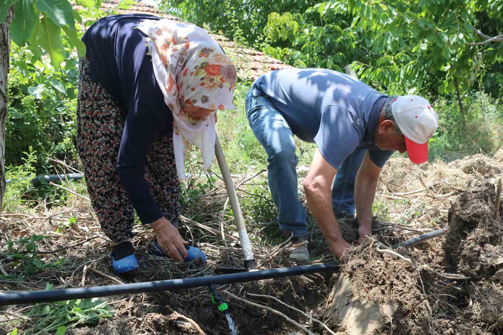 ANTALYA BÜYÜKŞEHİR BELEDİYESİ, SULAMA KOOPERATİFLERİ ARACILIĞI İLE ANTALYA TARIMINA VE ÜRETİCİLERE BÜYÜK DESTEK SAĞLIYOR. TARIMSAL SULAMA TESİSLERİ VE ENERJİ DESTEĞİ İLE SULAMA MALİYETLERİNİN EN ALT SEVİYELERDE TUTULMASINA KATKI SUNAN BÜYÜKŞEHİR BELEDİYESİ, ÜRETİCİLERİN YANINDA OLUYOR.
