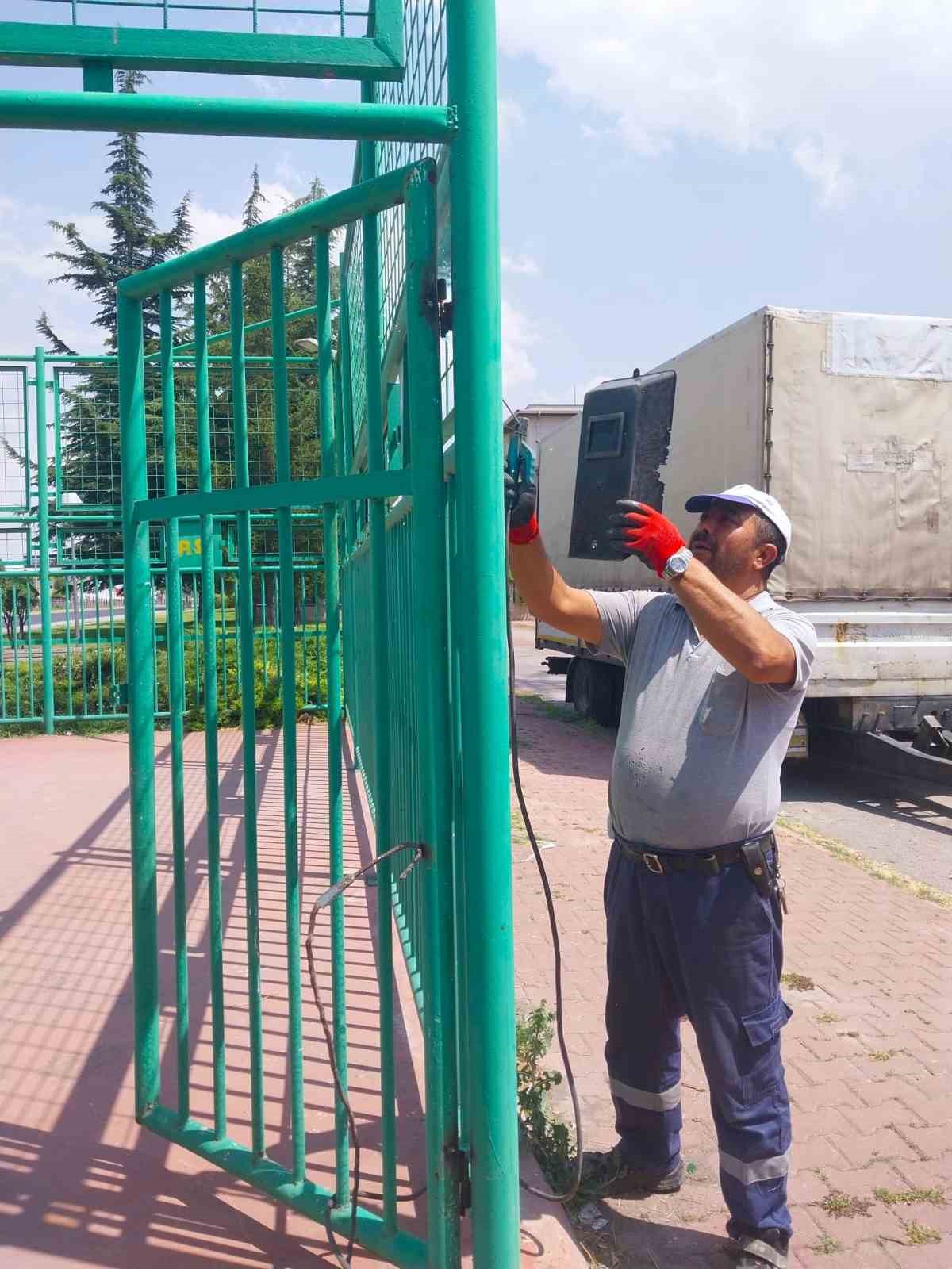 KAYSERİ BÜYÜKŞEHİR BELEDİYESİ, SON 8 AYDA KENT GENELİNDEKİ PARK, BAHÇE, MESİRE ALANI VE MİLLET BAHÇELERİNDE VANDALLAR TARAFINDAN GERÇEKLEŞTİRİLEN 1.134 TAHRİBATI GİDERDİ. ÇALIŞMALAR, BELEDİYENİN ÖZ KAYNAKLARI VE KENDİ EKİPLERİYLE YÜRÜTÜLÜRKEN, TOPLAM 1 MİLYON 250 BİN TL HARCANDI.