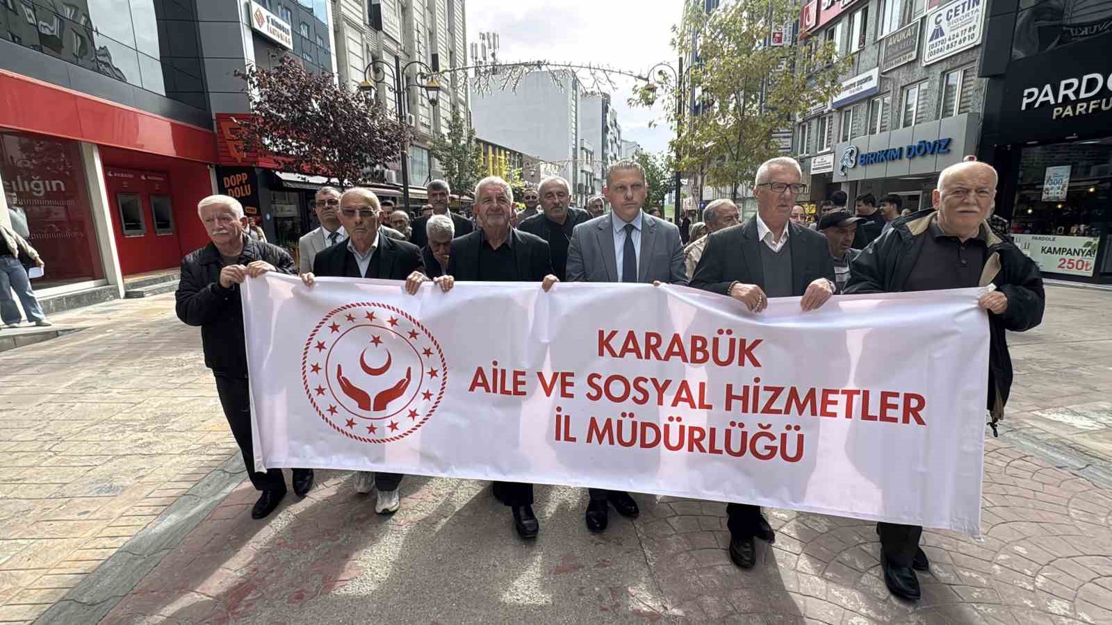 KARABÜK'TE 1 EKİM DÜNYA YAŞLILAR GÜNÜ DOLAYISIYLA DÜZENLENEN FARKINDALIK YÜRÜYÜŞÜNDE GENÇLER, BİRLİKTE YÜRÜDÜKLERİ YAŞLILARIN ELLERİNİ ÖPEREK SAYGILARINI GÖSTERDİ.