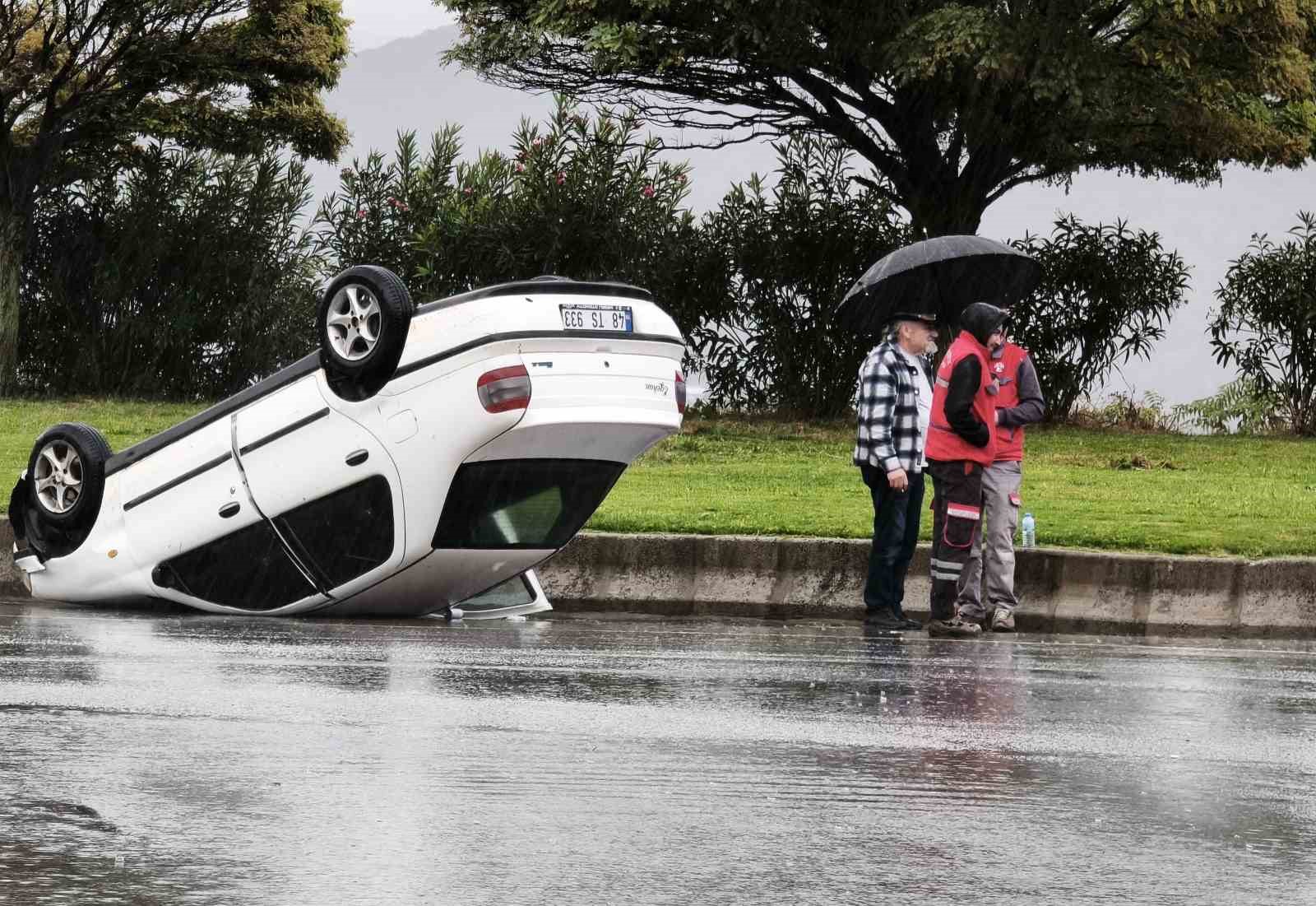 MUĞLA’NIN MENTEŞE İLÇESİNDE SAĞANAK YAĞIŞ NEDENİYLE KAYGANLAŞAN YOLDA KONTROLDEN ÇIKAN OTOMOBİL TAKLA ATTI. KAZADA YARALANAN BULUNMAZKEN, OTOMOBİLDE MADDİ HASAR MEYDANA GELDİ.