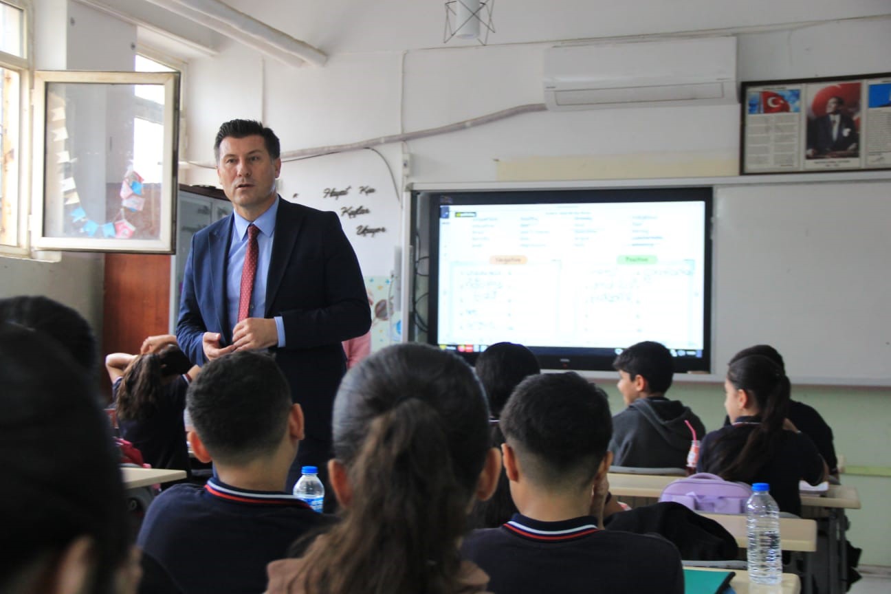 CİZRE VALİ KAMİL ACUN ORTAOKULU ÖĞRENCİLERİYLE BİR ARAYA GELEN İLÇE MİLLÎ EĞİTİM MÜDÜRÜ ŞAHAN İKE, LİSELERE GEÇİŞ SİSTEMİ (LGS) SINAVINA HAZIRLANAN ÖĞRENCİLERE TAVSİYELERDE BULUNARAK "SOSYAL MEDYA SİZİ YÖNETMESİN, SİZ SOSYAL MEDYAYI YÖNETİN" DEDİ.