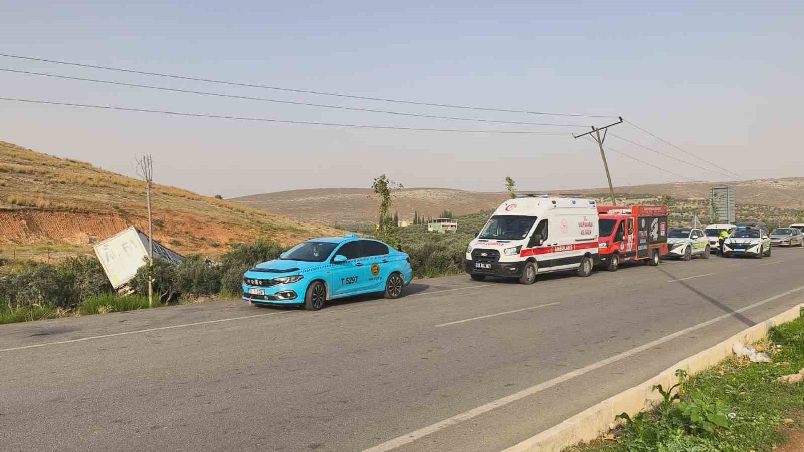 HATAY'IN REYHANLI İLÇESİNDEKİ CİLVEGÖZÜ SINIR KAPISI'NDA KONTROLDEN ÇIKAN TIR, KARŞI ŞERİDE GEÇEREK ZEYTİN BAHÇESİNE DEVRİLDİ. KAZADA YARALANAN SÜRÜCÜ, İTFAİYE EKİPLERİ TARAFINDAN KURTARILARAK HASTANEYE KALDIRILDI.