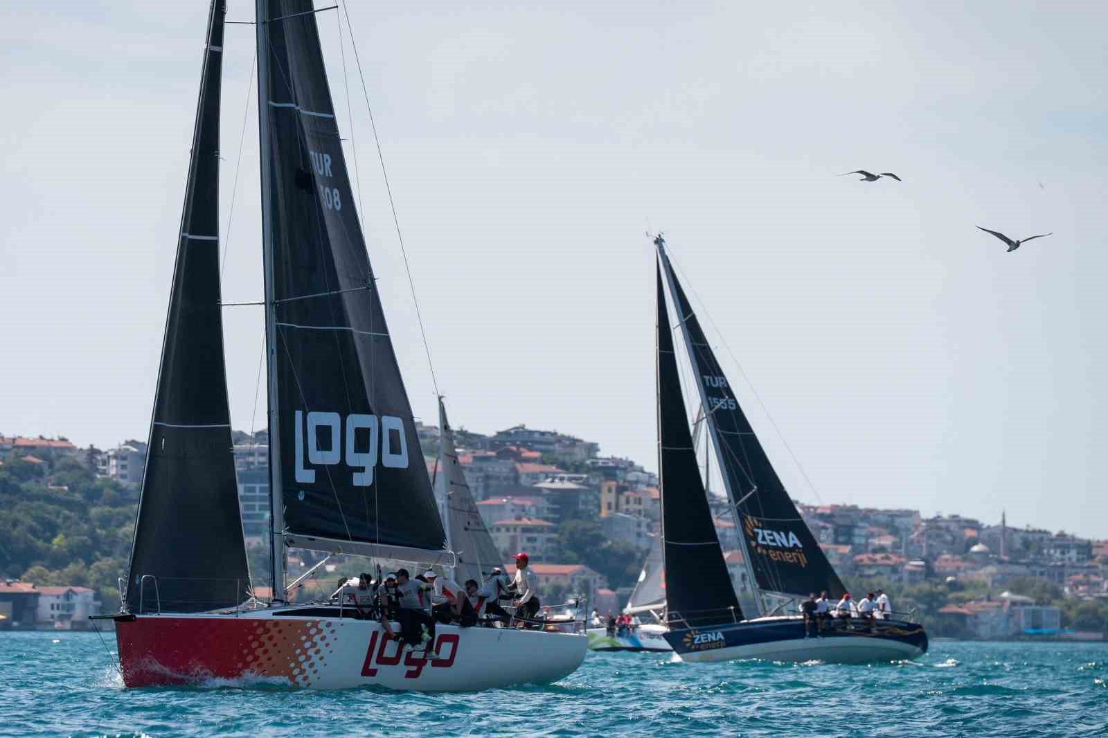 BOĞAZ’IN GÜÇLÜ AKINTILARI VE DEĞİŞKEN RÜZGÂRLARI ARASINDA YAPILAN FİNALDE; IRC0, IRC1 VE IRC2 SINIFLARI GENEL KLASMANINDA EN ÇOK PUANI TOPLAYARAK İLK SIRADA YER ALAN ‘ORİENT EXPRESS 6-ATABAY CHALLENGERS’ TAKIMI ‘BÜYÜK’ KUPANIN SAHİBİ OLDU.