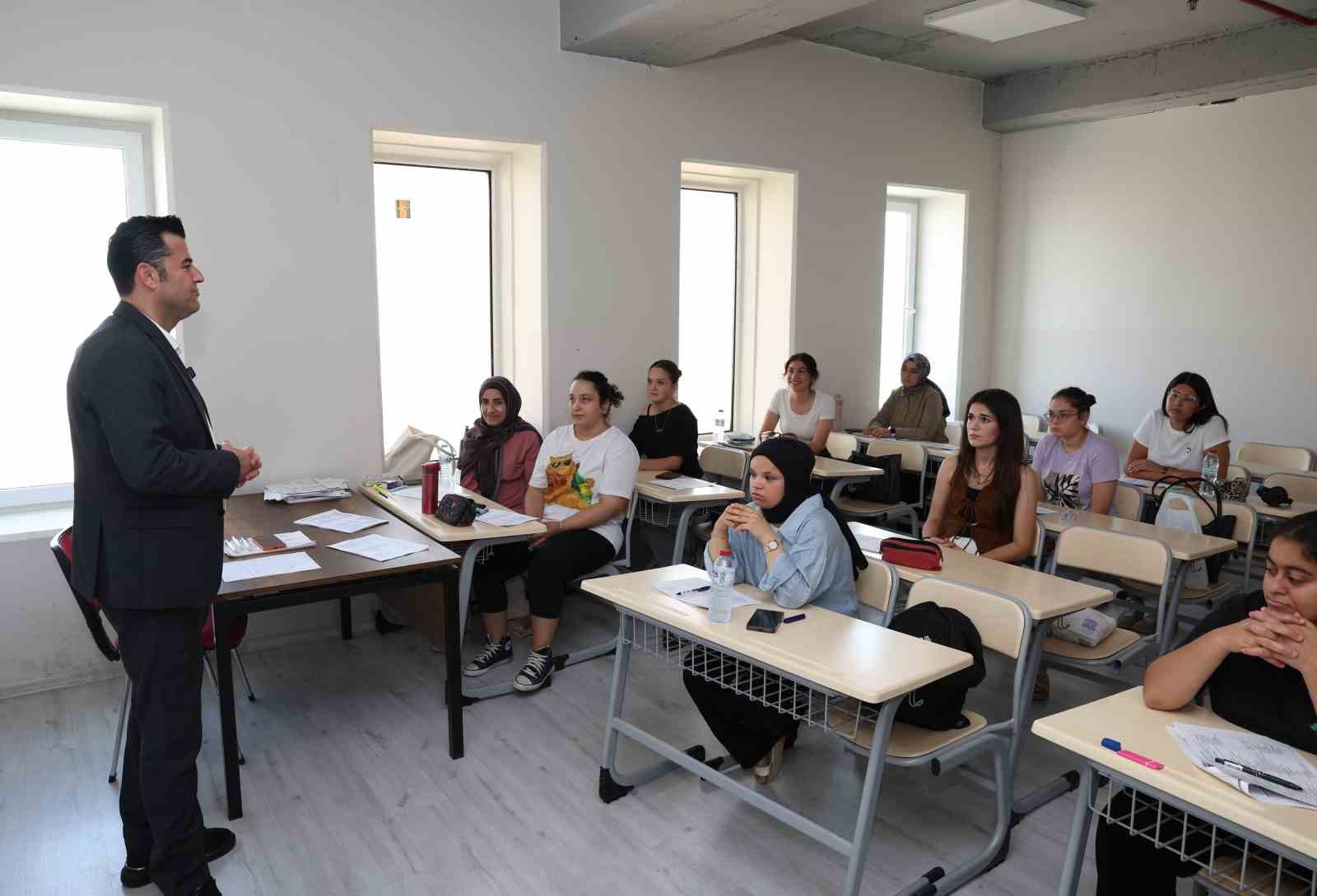 AKDENİZ KAYMAKAMI VE BELEDİYE BAŞKAN VEKİLİ MURAT BEŞİKÇİ, ÜNİVERSİTE SINAVLARININ YANI SIRA KAMU PERSONELİ SEÇME SINAVI’NA (KPSS) HAZIRLANAN GENÇLERLE BİR ARAYA GELEREK BAŞARI DİLEĞİNDE BULUNDU.
