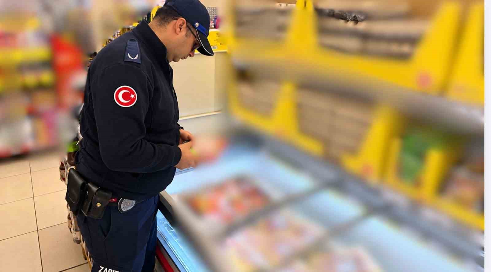 BODRUM’DA ZABITA EKİPLERİNİN MARKET DENETİMLERİNDE SON KULLANMA TARİHİ GEÇMİŞ ÜRÜNLER TESPİT EDİLEREK İMHA EDİLDİ.