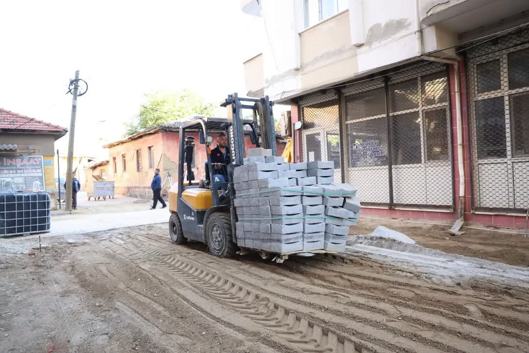 İNCİRLİOVA’DA YOL ÇALIŞMALARI SÜRÜYOR