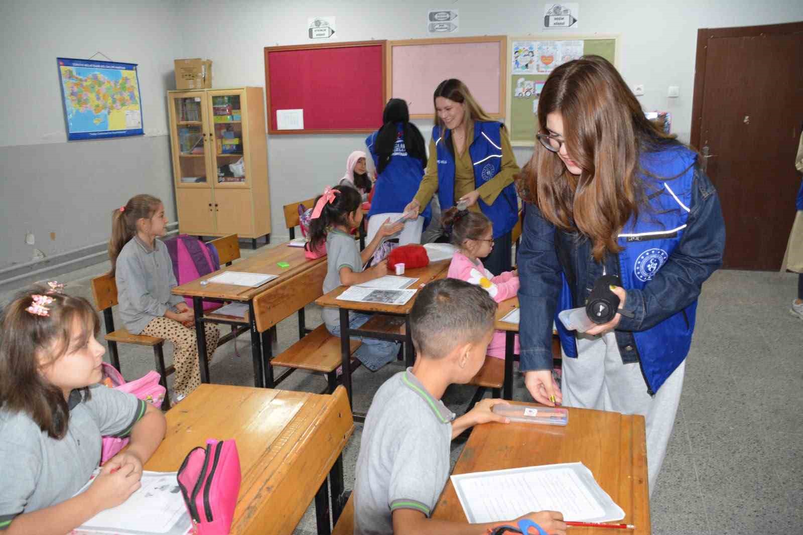 MANİSA’NIN DEMİRCİ İLÇESİNDE GENÇLİK VE SPOR BAKANLIĞINA BAĞLI YURTTA KALAN ÖĞRENCİLER İLE GENÇLİK MERKEZİ GÖNÜLLÜLERİ, İLKÖĞRETİM HAFTASI KAPSAMINDA İLKOKUL VE ORTAOKUL ÖĞRENCİLERİYLE BİR ARAYA GELEREK ÇEŞİTLİ ETKİNLİKLER DÜZENLEDİ. GÖNÜLLÜ GENÇLER, MİNİK ÖĞRENCİLERE KIRTASİYE MALZEMELERİ DE HEDİYE ETTİ.