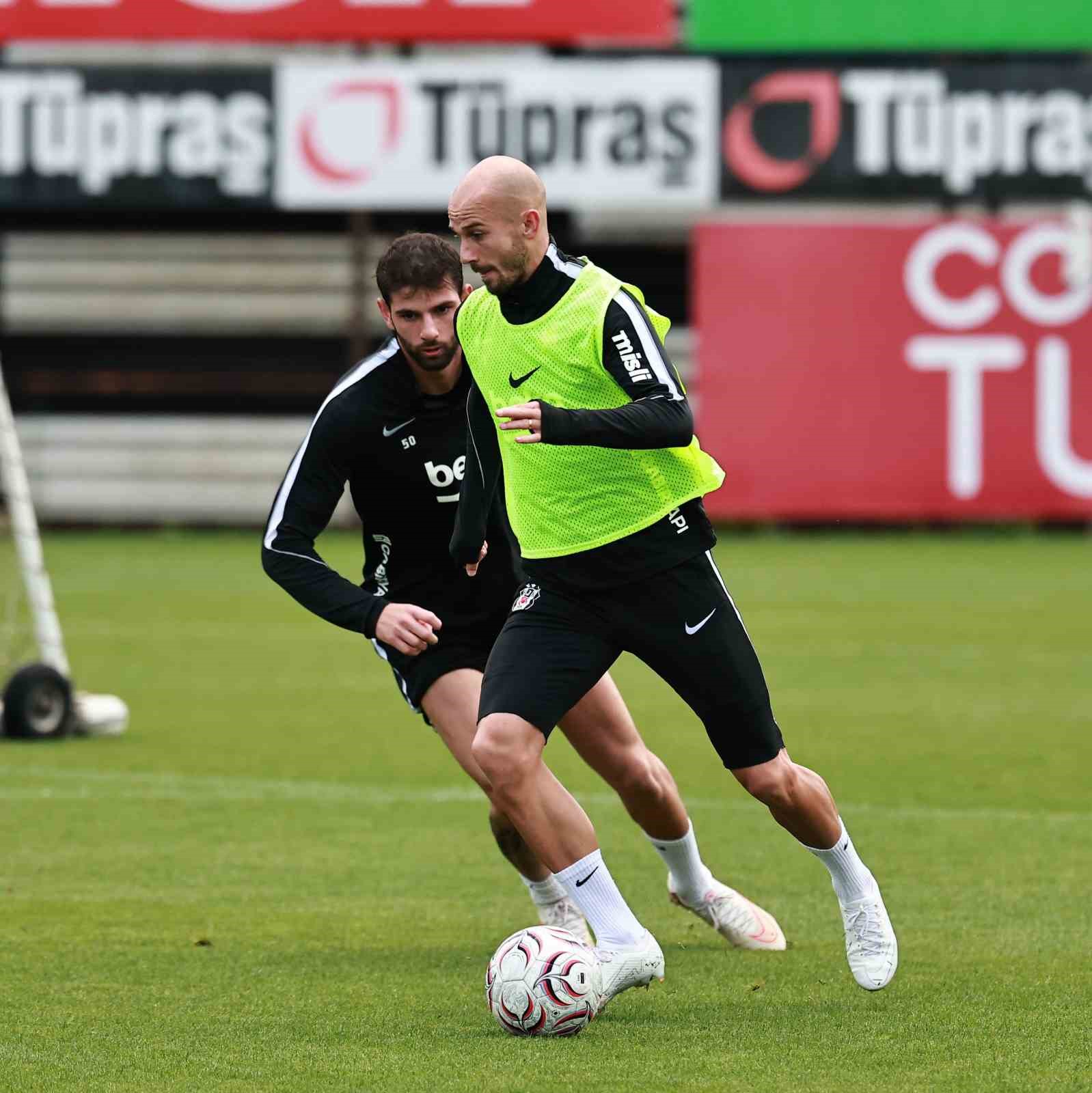 BEŞİKTAŞ, TRENDYOL SÜPER LİG'İN 7. HAFTASINDA 11 EKİM PAZAR GÜNÜ KOCAELİSPOR İLE OYNAYACAĞI KARŞILAŞMANIN HAZIRLIKLARINA BU SABAH YAPTIĞI ANTRENMANLA DEVAM ETTİ.