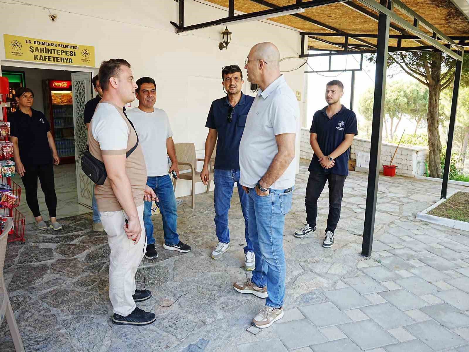 GERMENCİK İLÇESİNİN ÖNEMLİ SEYİR NOKTALARINDAN BİRİ OLAN MURSALLI ŞAHİN TEPESİ MESİRE ALANI’NDA GERÇEKLEŞTİRİLEN PEYZAJ ÇALIŞMALARIYLA ALANIN VATANDAŞLARIN YAZ AKŞAMLARINDA VAKİT GEÇİREBİLECEĞİ BİR NOKTAYA DÖNÜŞTÜRÜLMESİ HEDEFLENİYOR.